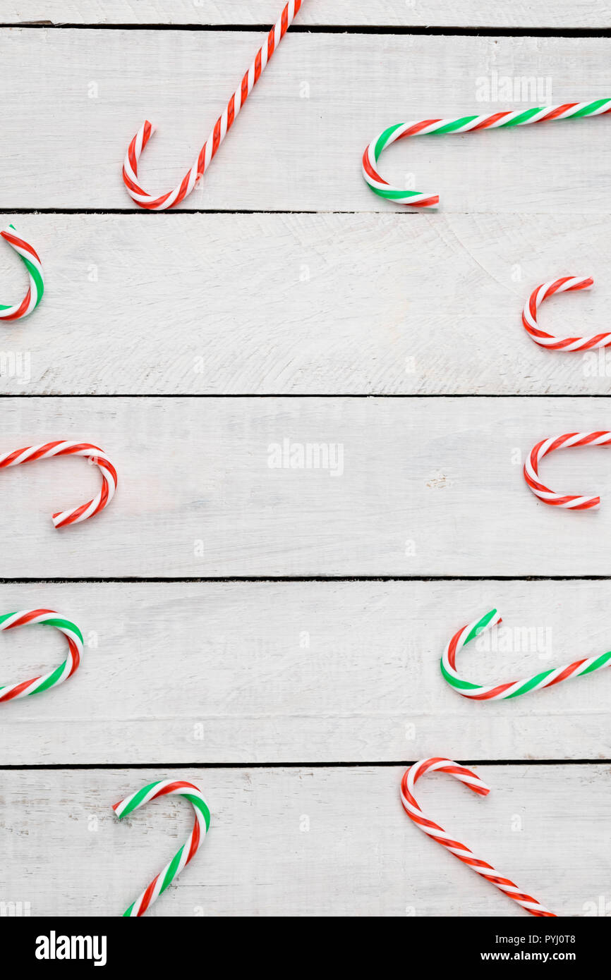 Des cannes de bonbon télévision jeter sur fond de bois blanc. Décoration de Noël et Nouvel An. Banque D'Images