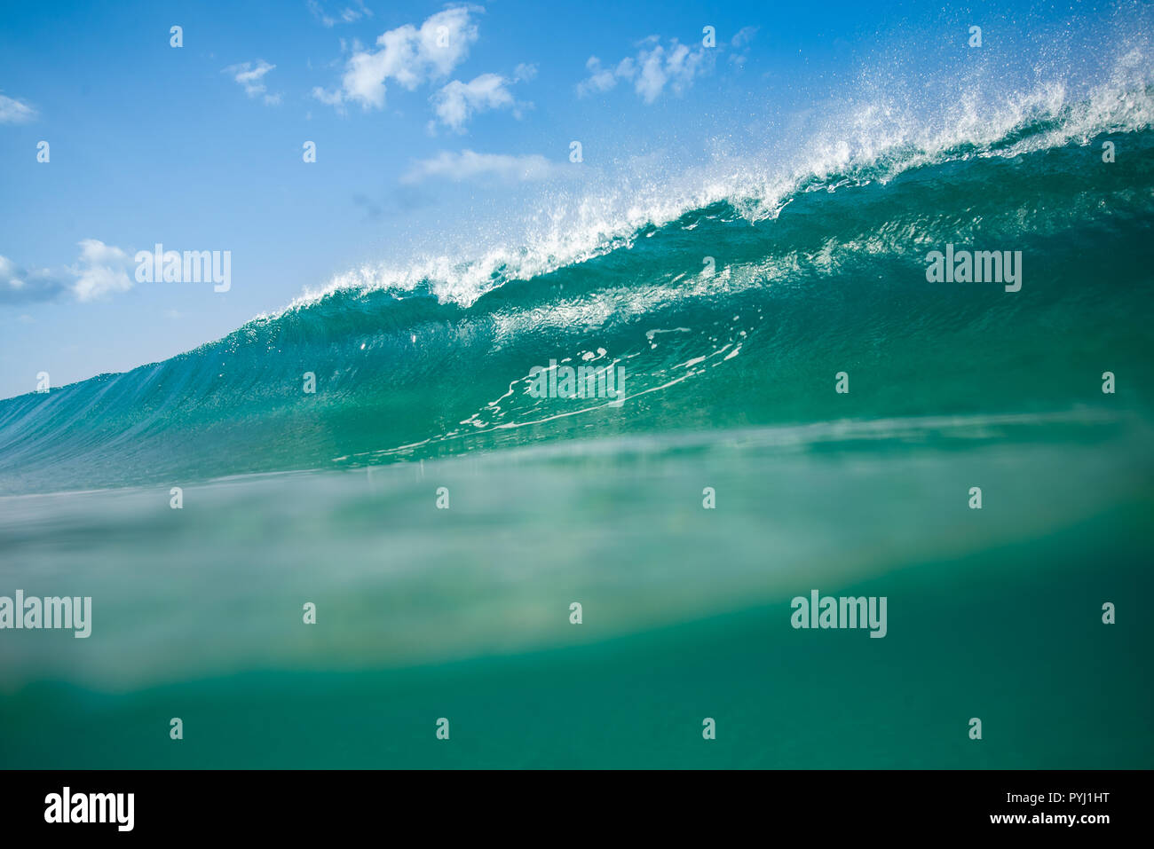Grande vague qui se brise sur la côte ouest de Fuerteventura, îles canaries Banque D'Images