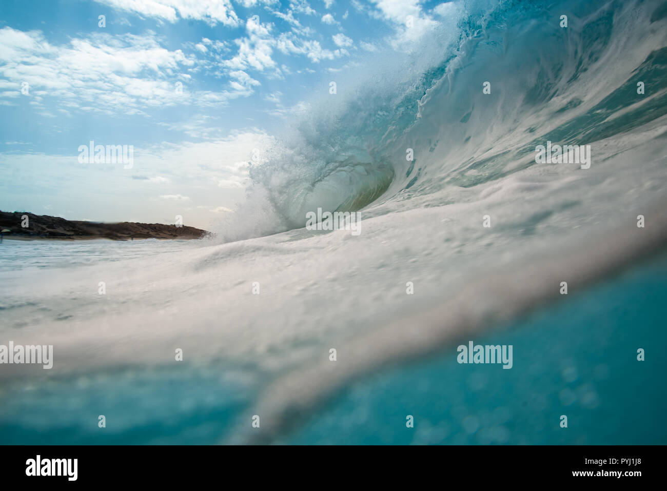 Grande vague qui se brise sur la côte ouest de Fuerteventura, îles canaries Banque D'Images