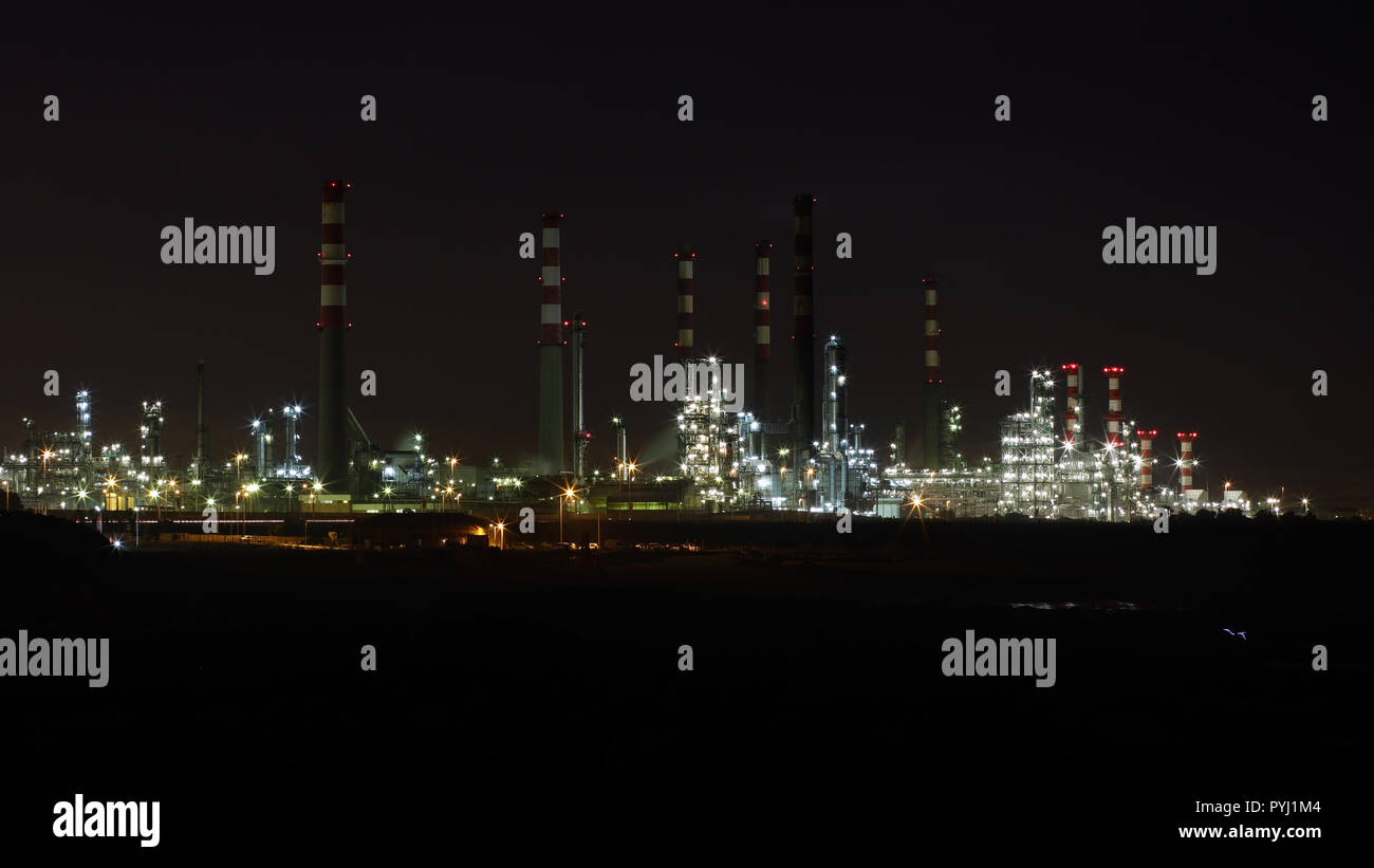 Partie d'une grande raffinerie de pétrole et des usines de puissance par nuit Banque D'Images