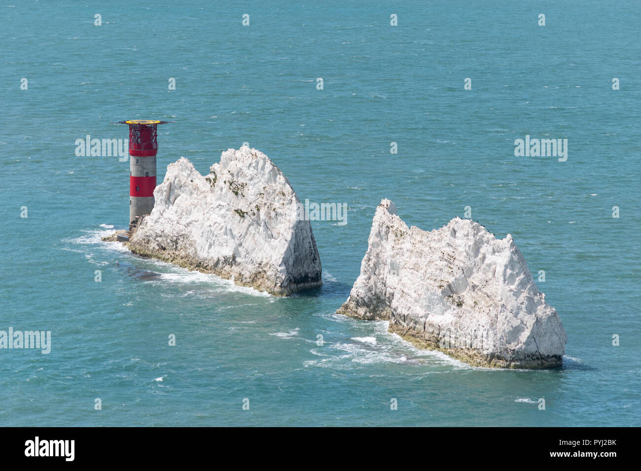 Le phare d'aiguilles et de rochers sur l'île de Wight en Angleterre Banque D'Images