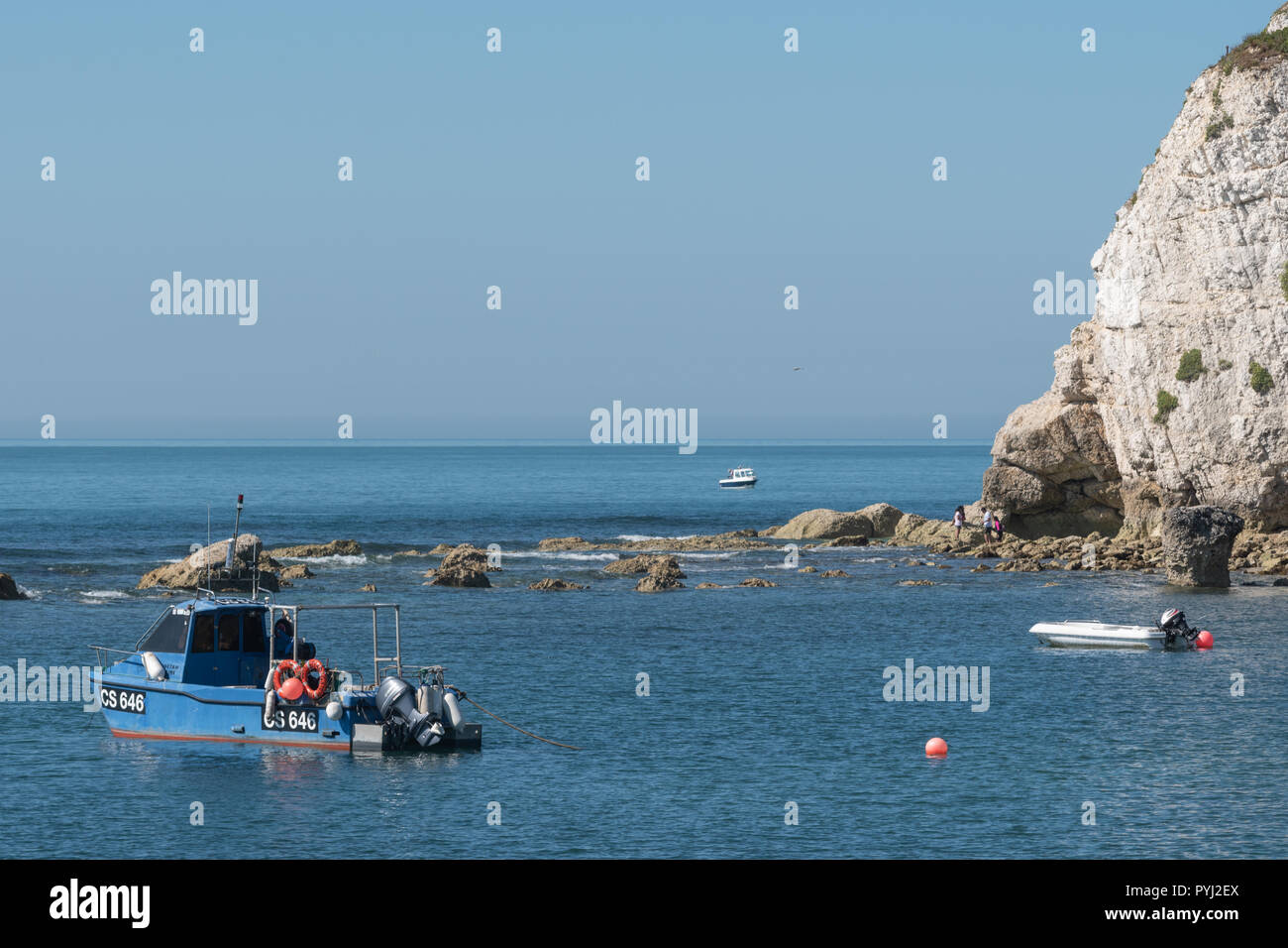La baie d'eau douce sur l'île de Wight, Angleterre Royaume-uni. pêche bateau amarré dans la baie Banque D'Images
