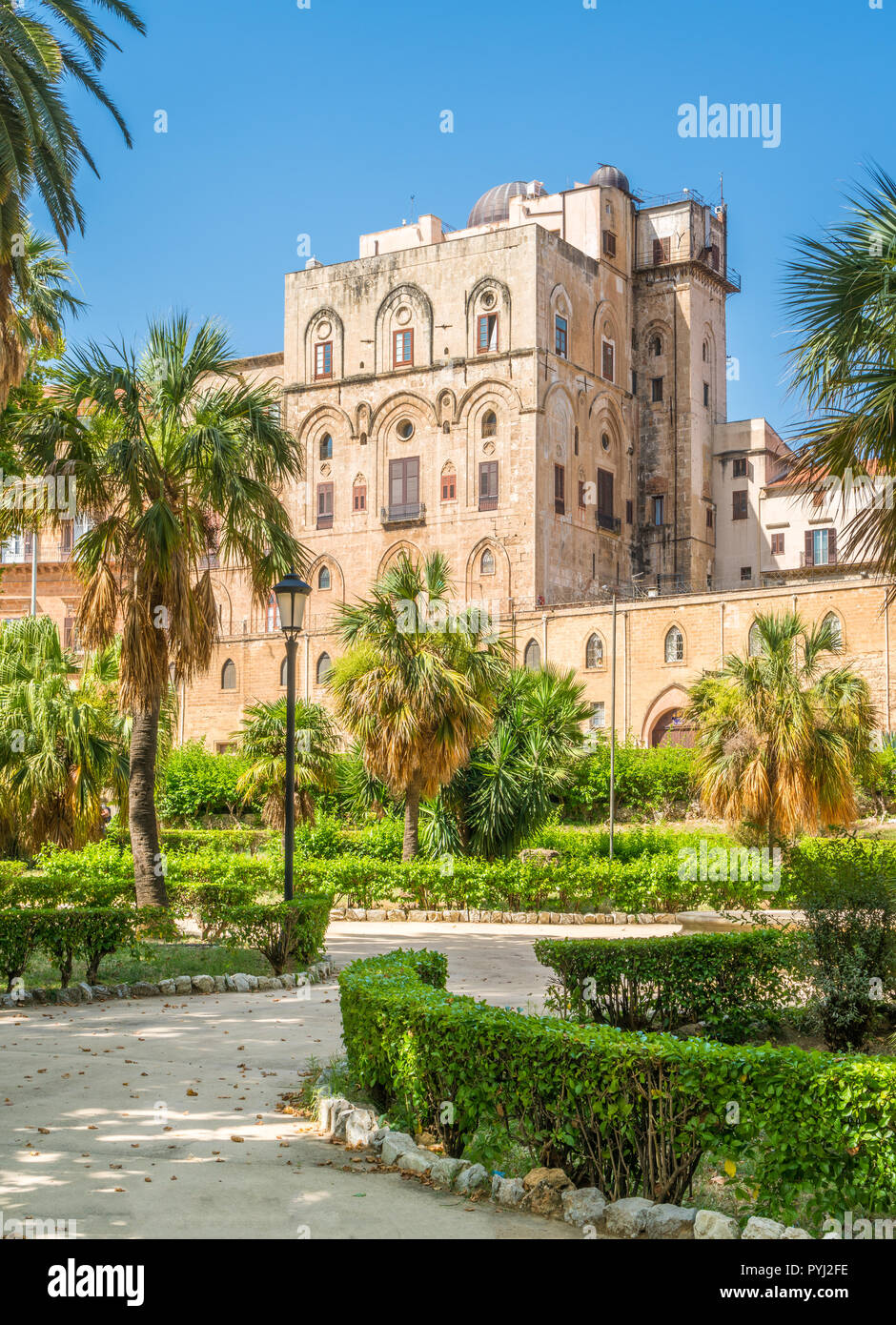 Le Palazzo dei Normanni (palais des Normands) ou Palais Royal de Palerme dans le vu des jardins publics. La Sicile, le sud de l'Italie. Banque D'Images