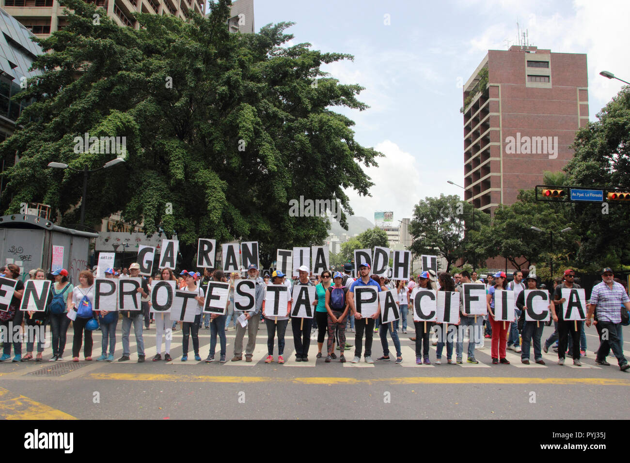 Caracas, Venezuela, le 27 juin 2017. Les manifestants contre la dictature Nicolas Maduro tenir les panneaux pour les droits de l'homme Banque D'Images