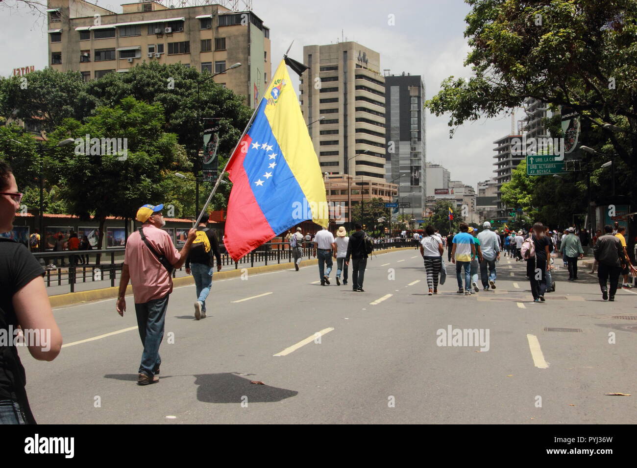 Caracas, Venezuela, le 27 juin 2017. Les manifestants contre la dictature Nicolas Maduro tenir les panneaux pour les droits de l'homme Banque D'Images