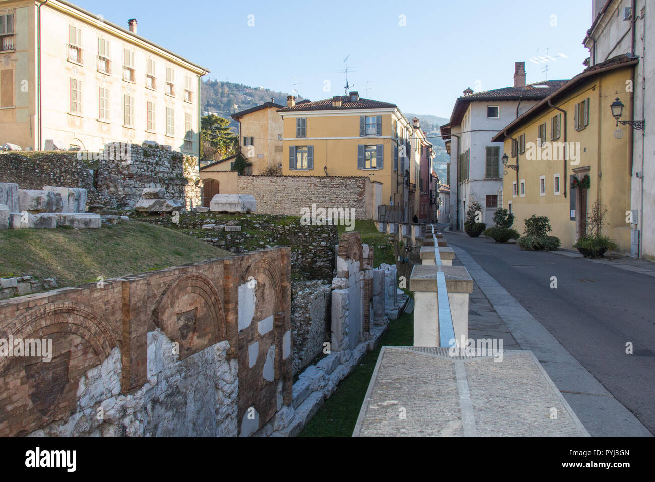 L'Italie, Brescia - 24 décembre 2017 : le point de vue des ruines du temple capitolin et la Piazza del Foro, Site du patrimoine mondial de l'UNESCO le 24 décembre 2017 à Brescia. Banque D'Images