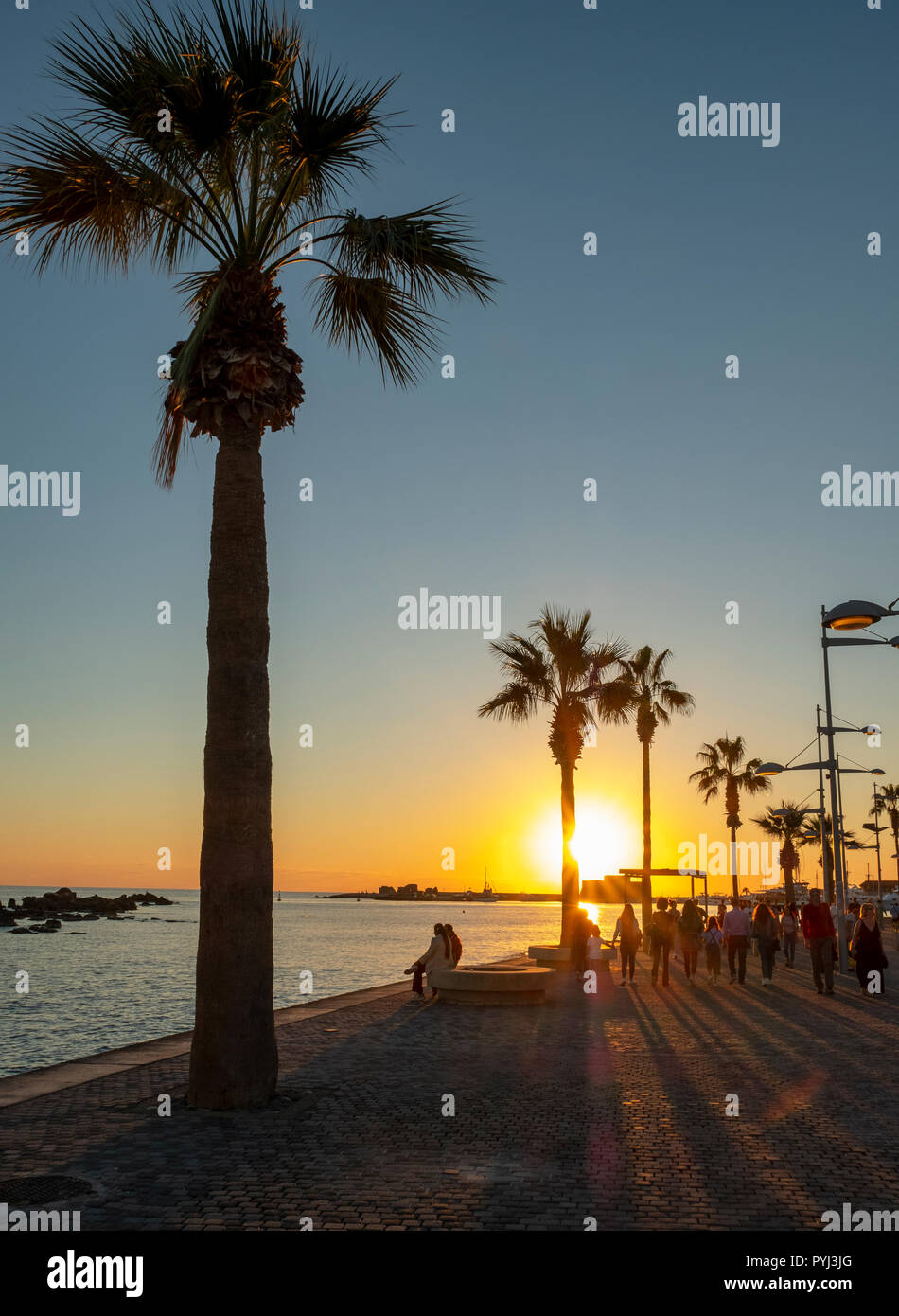 Le soleil se couche derrière le château de Paphos de Paphos, Chypre Banque D'Images