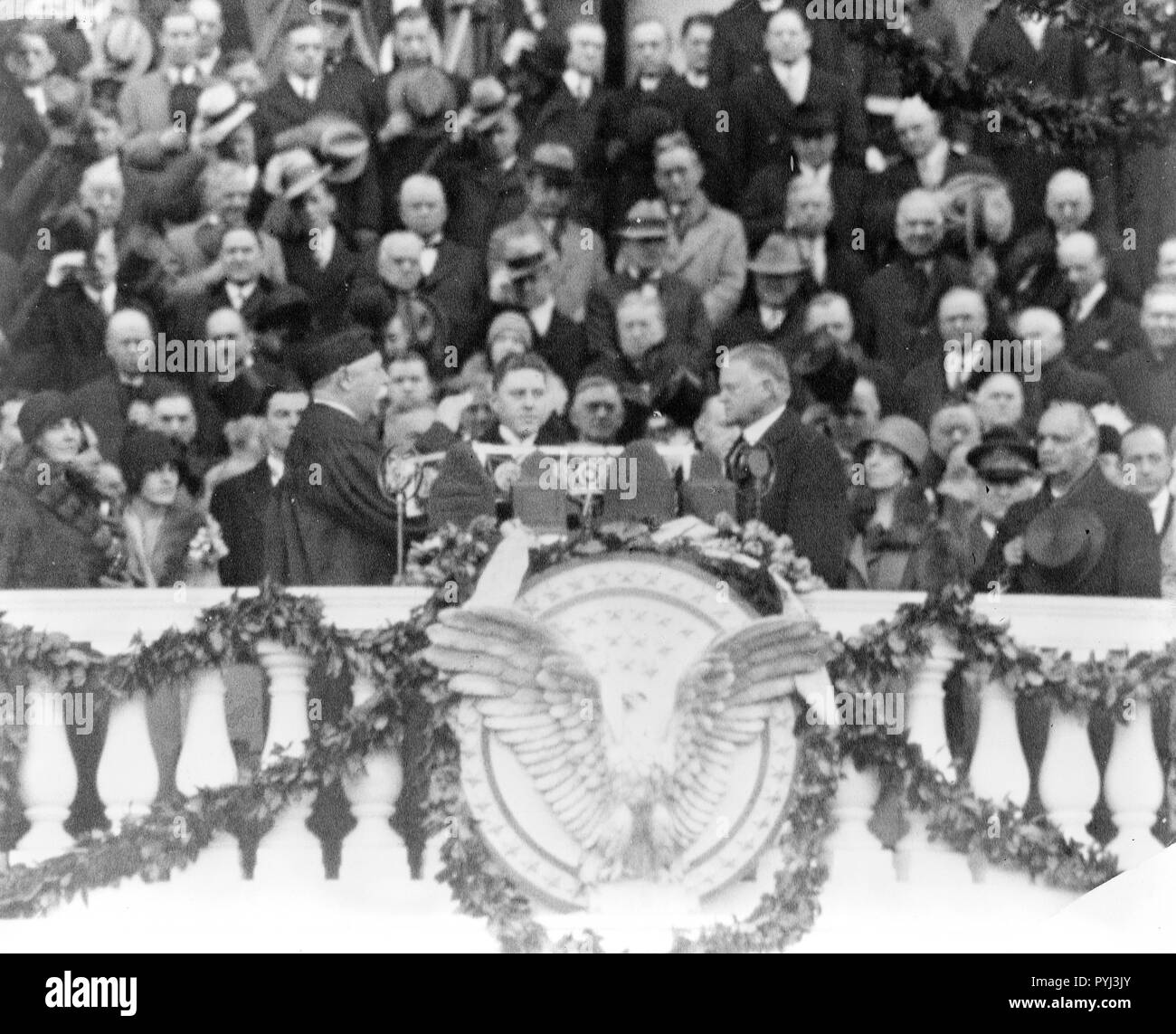 Le juge en chef William H. Taft administrer le serment d'office à Herbert Hoover sur le portique de l'est le Capitole, le 4 mars 1929 Banque D'Images