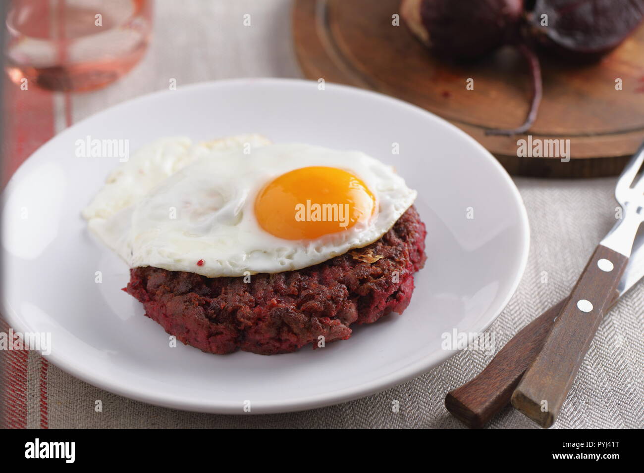 Burger de boeuf suédois a la Biff Lindstrom avec œuf frit Banque D'Images