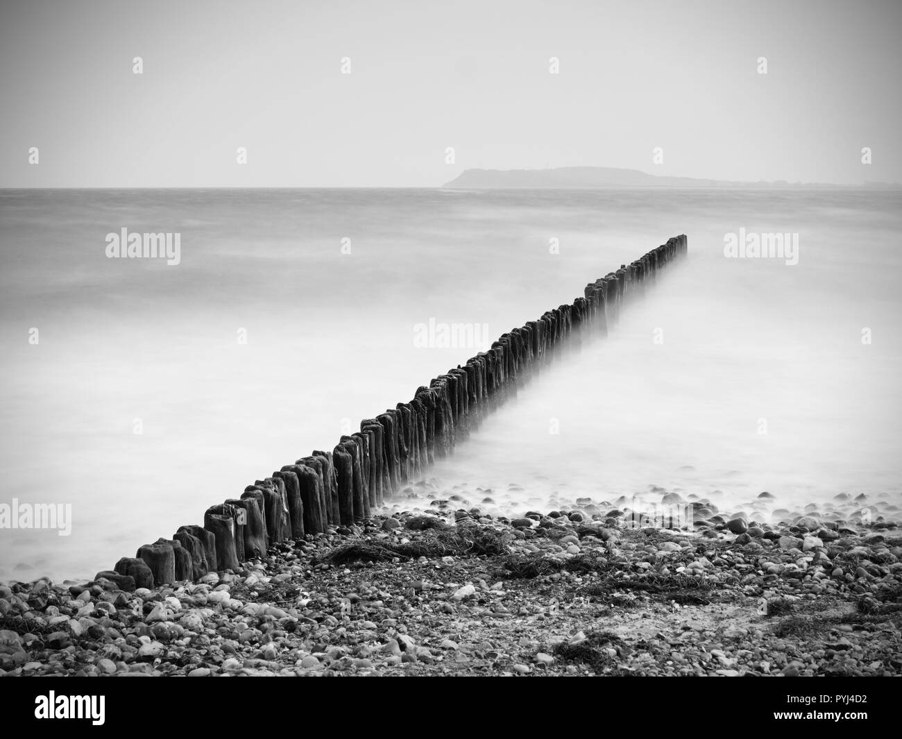 Côte de la mer Baltique dans le vent fort. Construit en bois de sciage de brise-lames de la mer Baltique. La saison d'hiver Banque D'Images