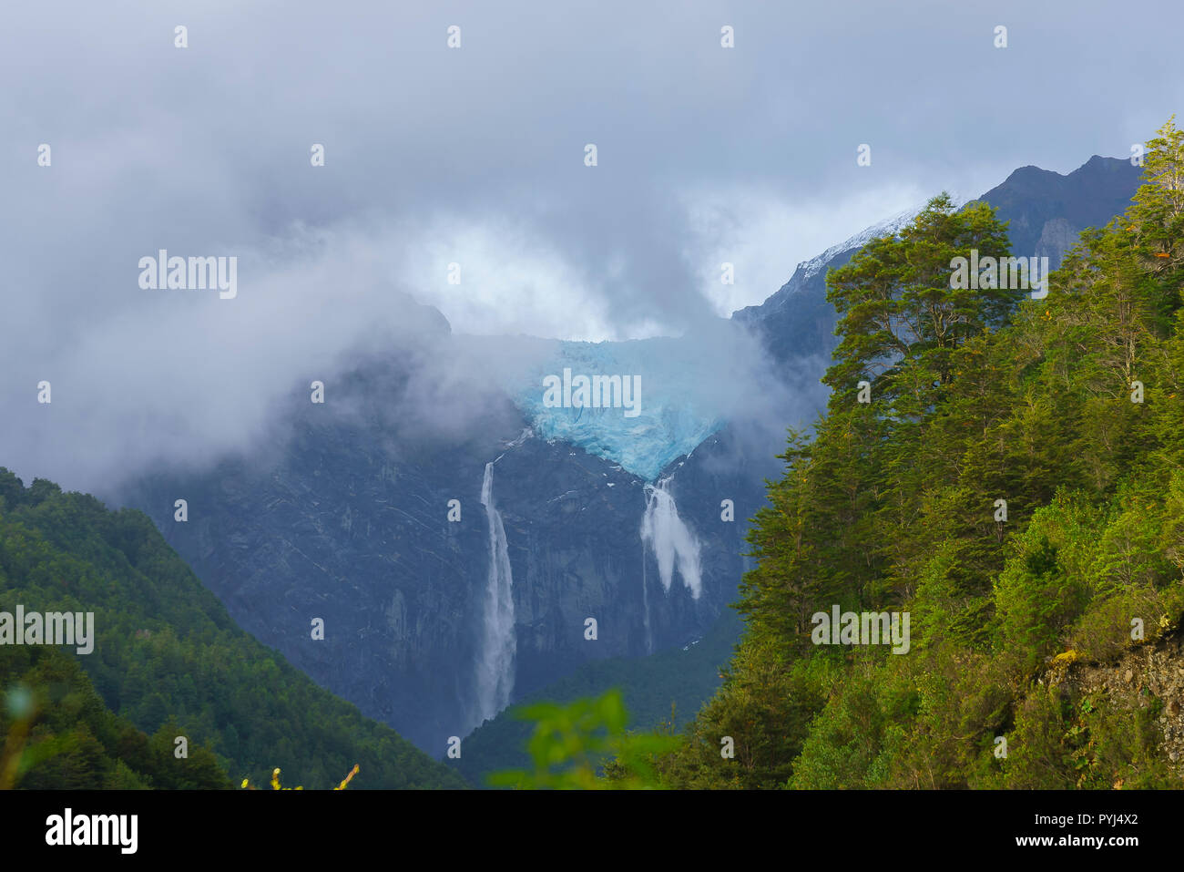 Queulat glacier suspendu, situé en Patagonie chilienne, la région d'Aysen, sud du Chili Banque D'Images