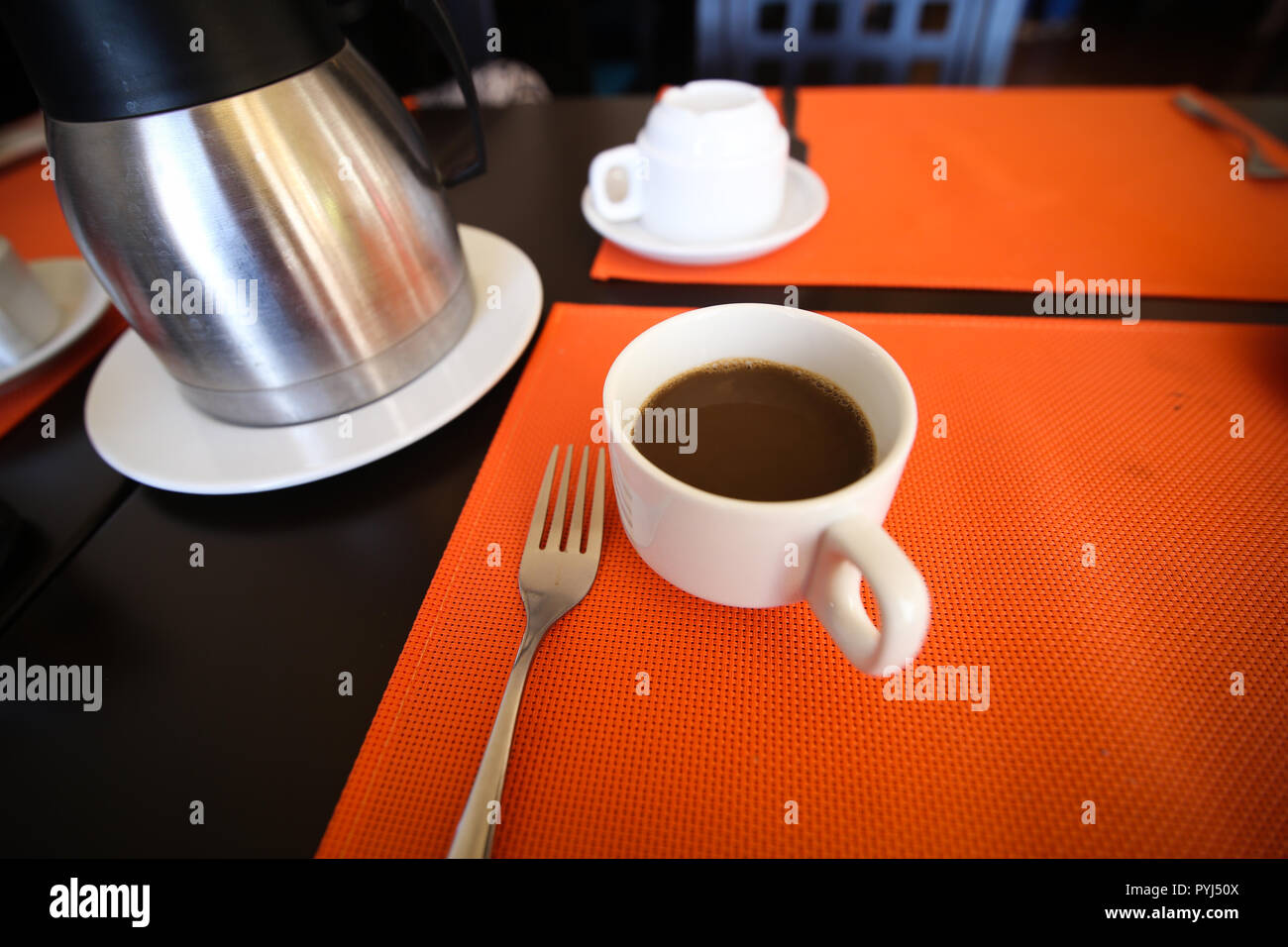 Tasse de café sur la table d'un restaurant pendant le petit déjeuner Banque D'Images