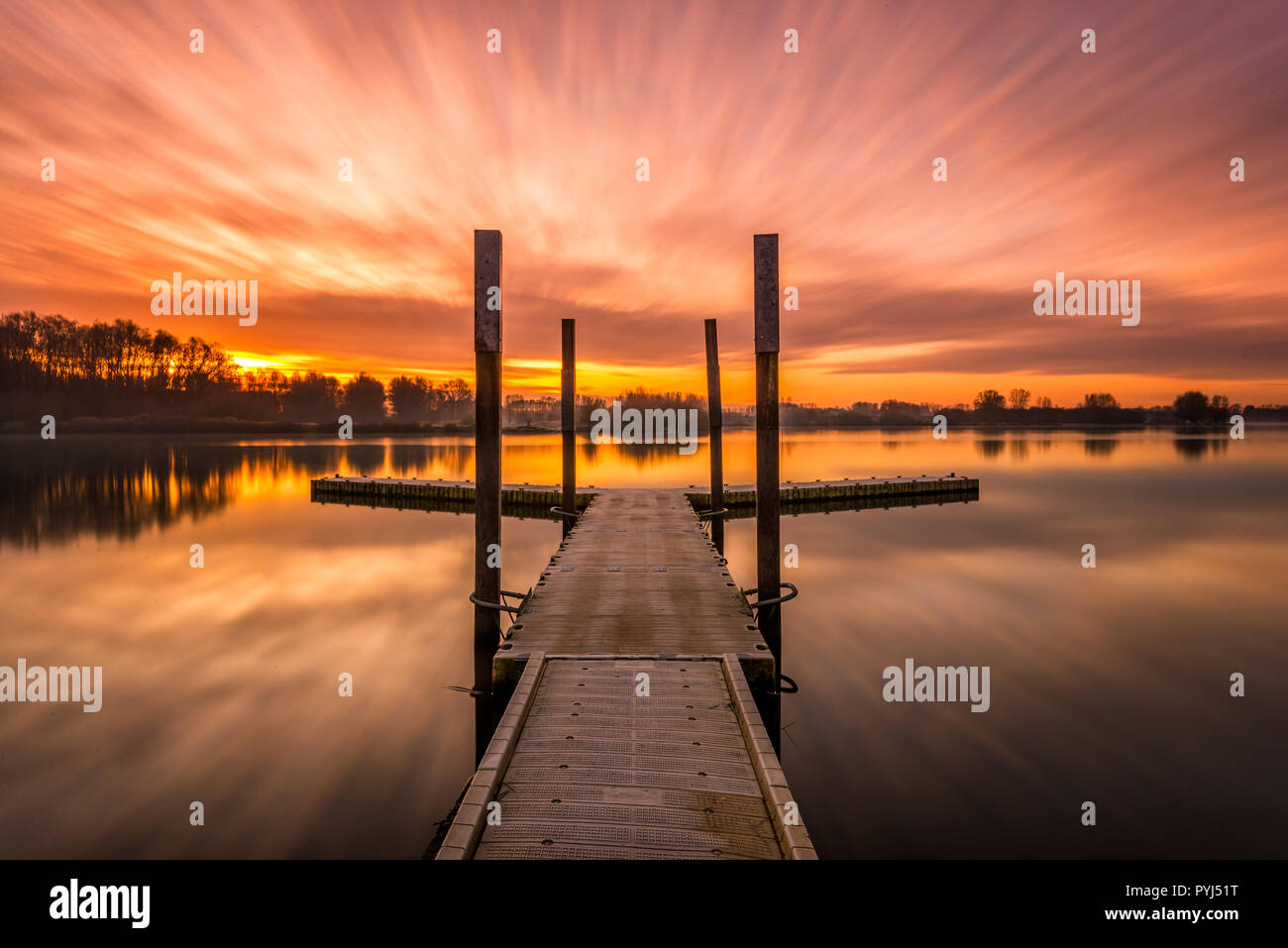 Lever du soleil sur le lac de Schulen, Lummen, Belgique Photo Stock - Alamy