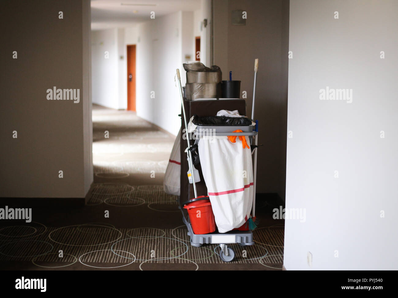 Chariot de ménage dans le couloir d'un hôtel de luxe Banque D'Images