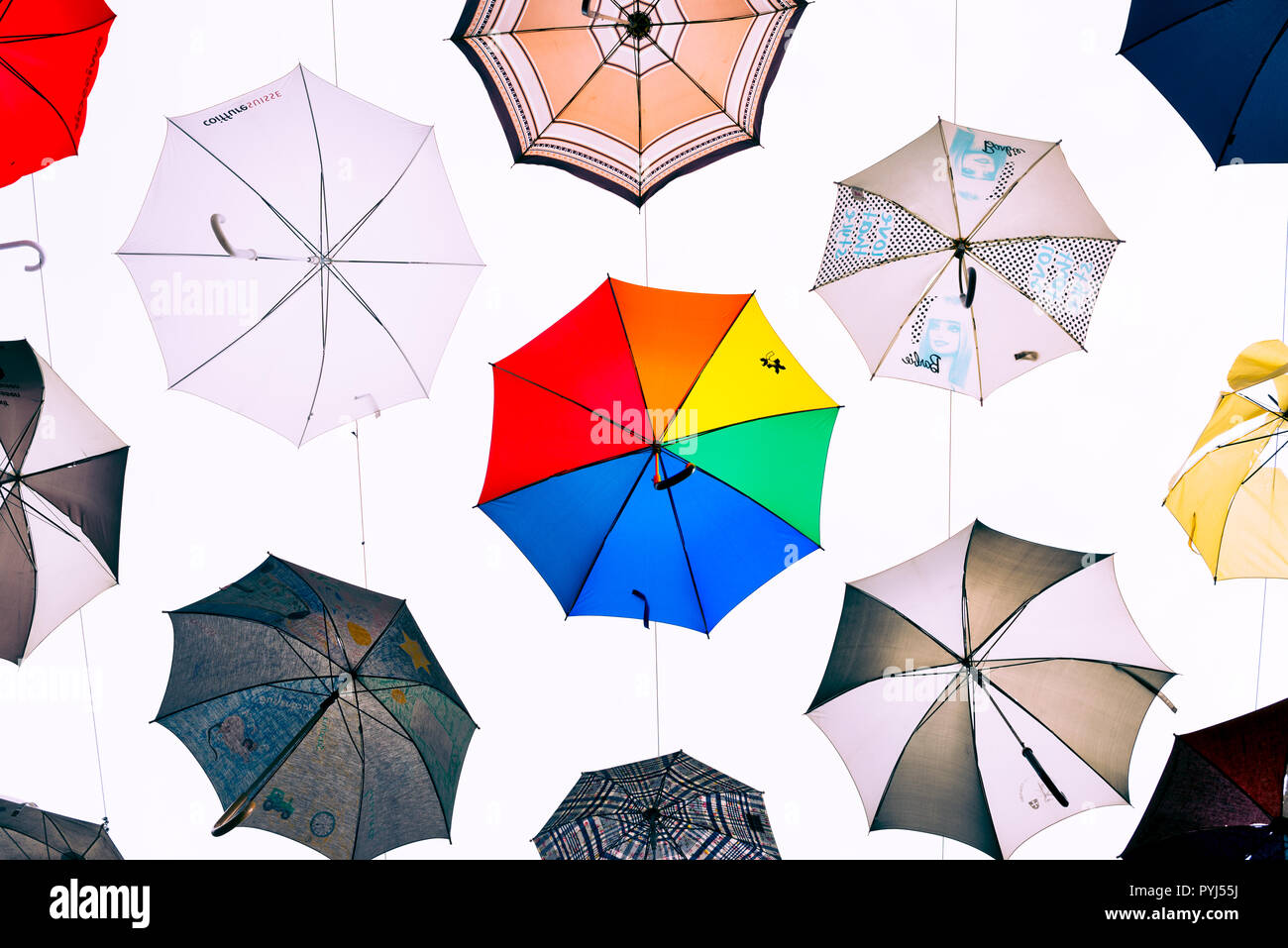 Zurich, Suisse - Mars 2017 : Art installation avec plusieurs parasols colorés suspendus en Kreis 5 district de Zurich, Suisse Banque D'Images