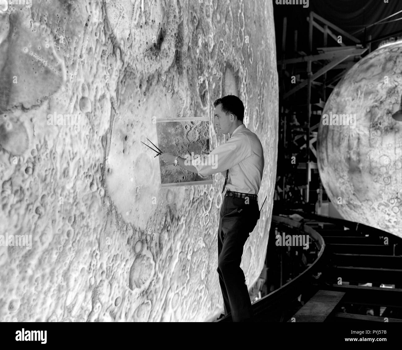 Artistes utilisé pinceaux et aérographes pour recréer la surface lunaire sur chacun des quatre modèles comprenant la LOLA simulateur. ca. 1965 Banque D'Images