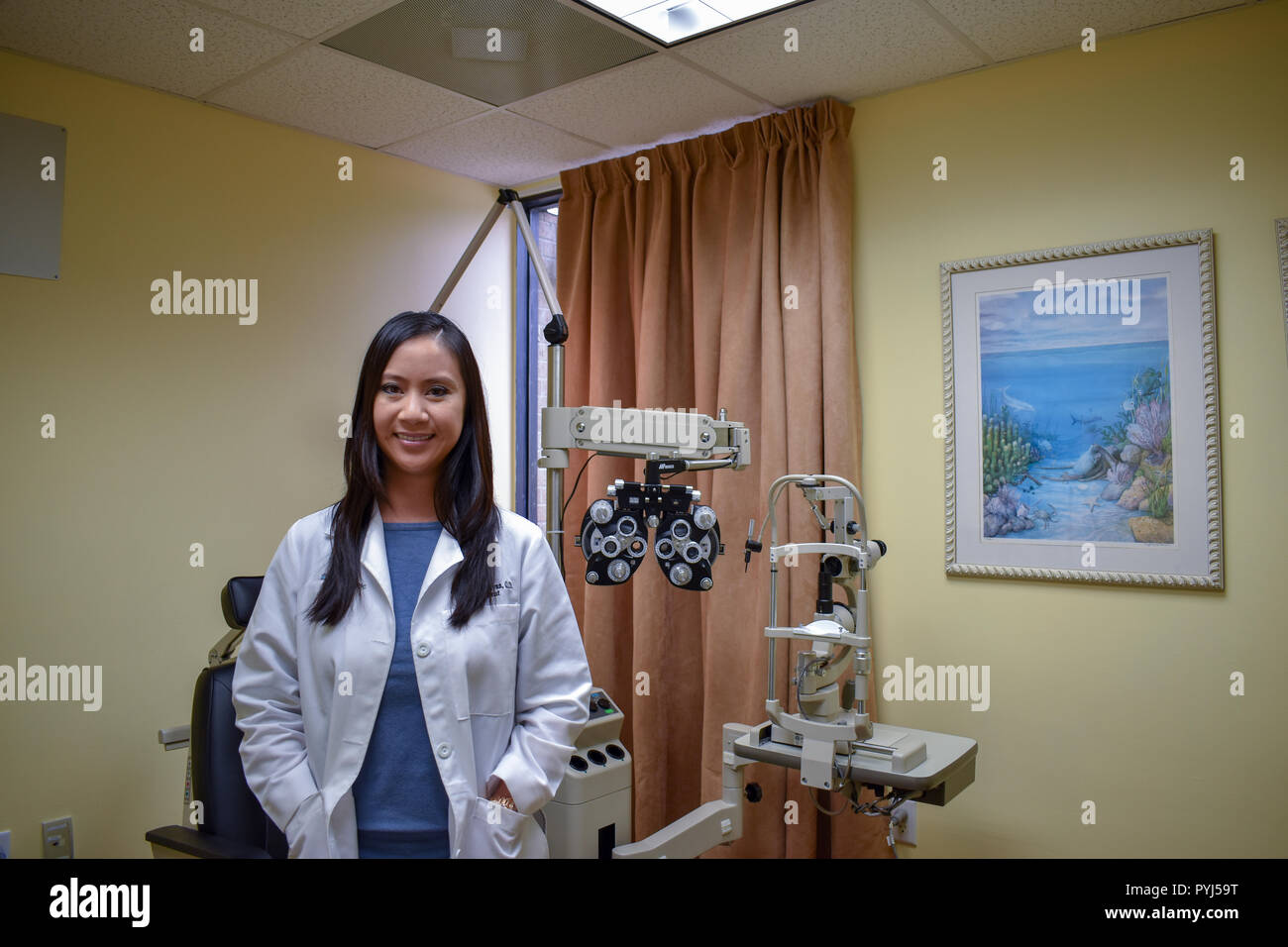 Femme médecin ophtalmologiste asiatique in office Banque D'Images