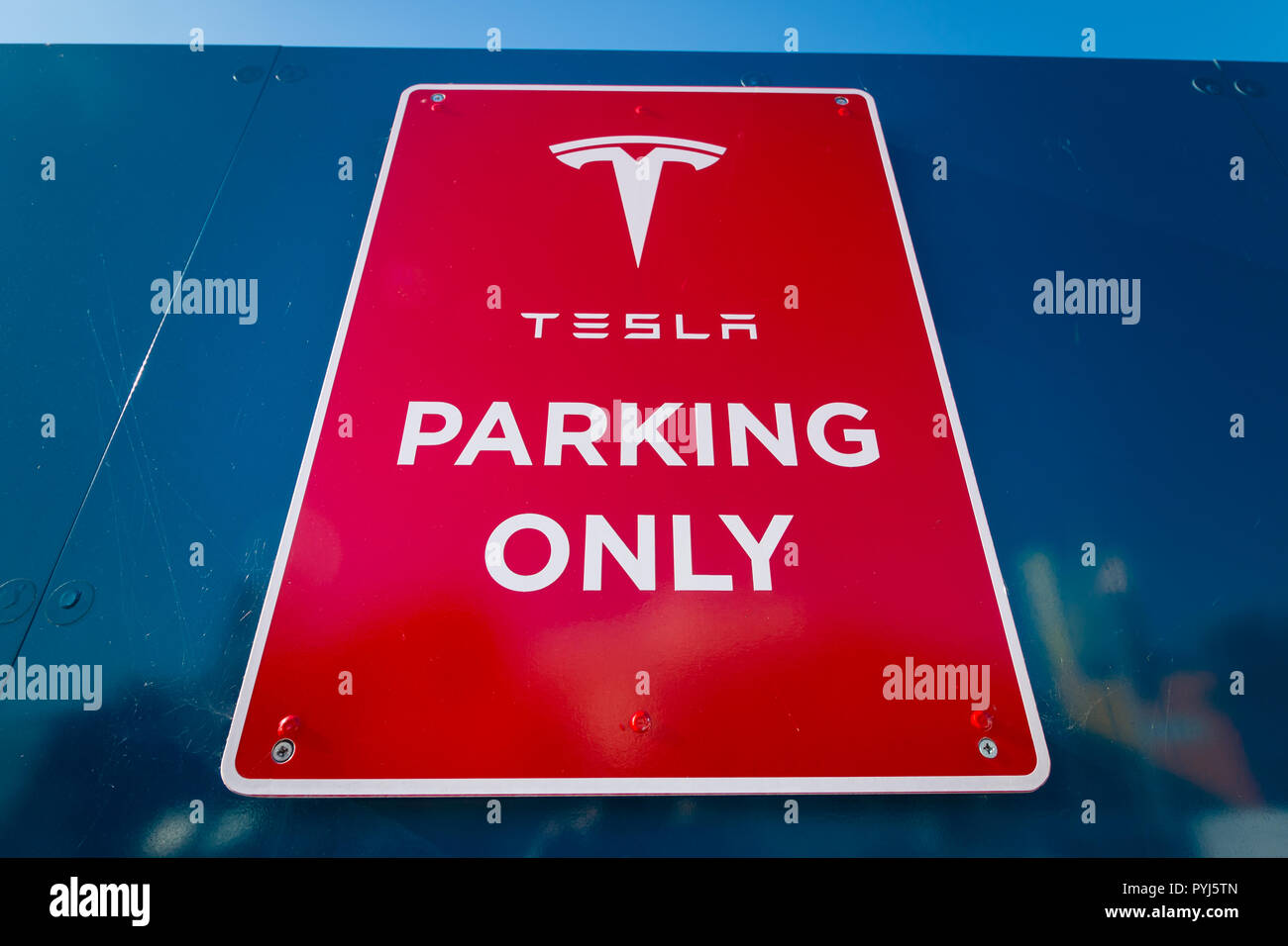 Parking Tesla seul signe Banque D'Images Parking Tesla seul signe Banque D'Images
