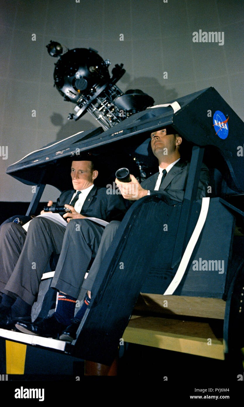 (7 mai 1965) --- Les astronautes James A. McDivitt (droite) et Edward H. White II sont indiquées au Morehead Planetarium en Caroline du Nord, de l'équipement de navigation astronomique dans le cadre de leur formation pour la mission Gemini-Titan 4. Banque D'Images