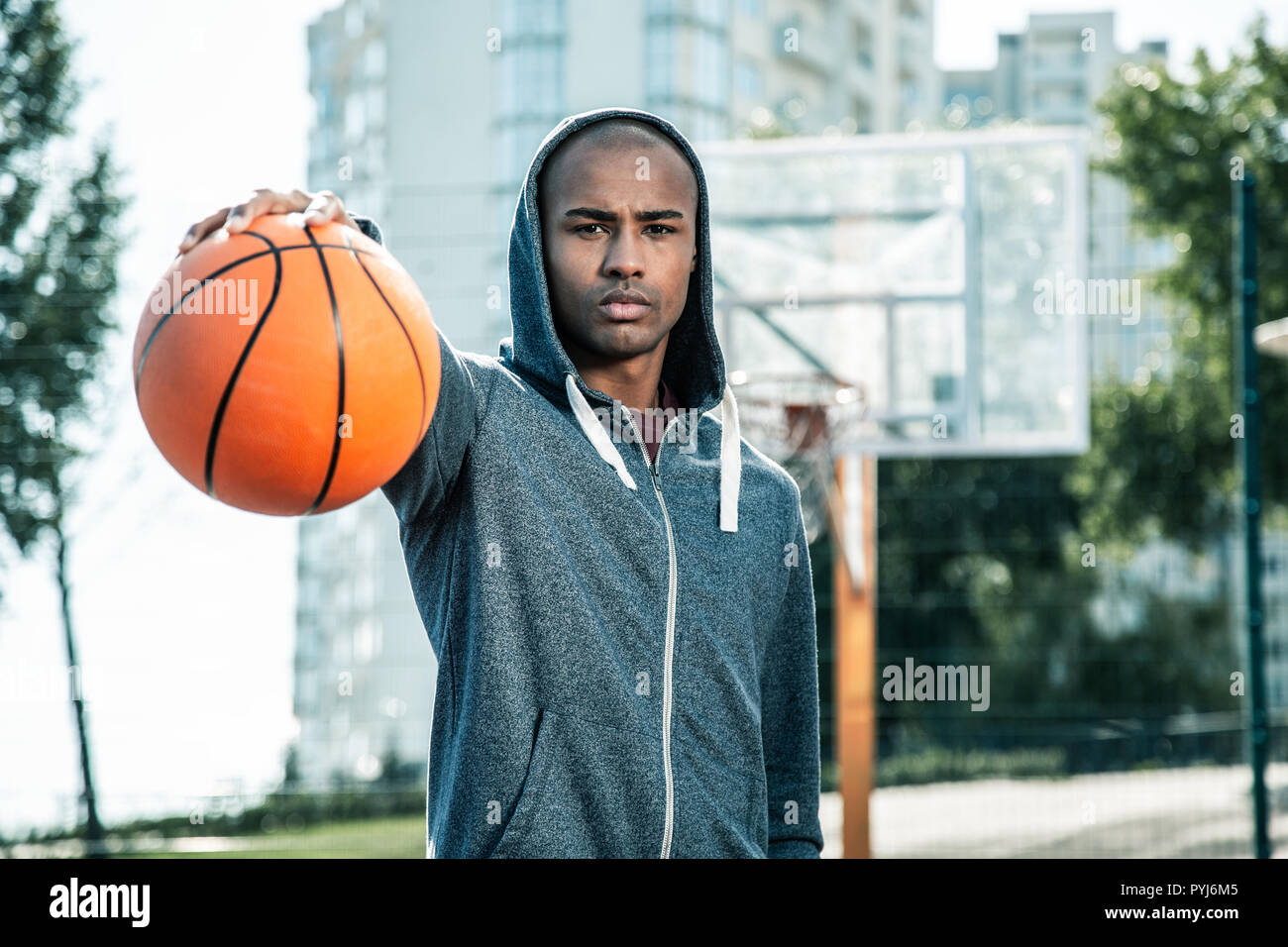 Homme sympa ayant une formation de basket-ball Banque D'Images