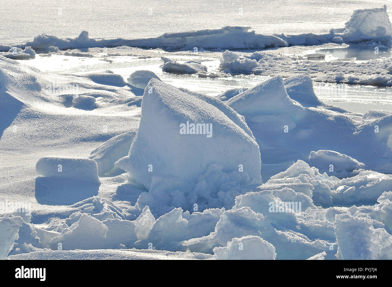 Le soleil brille au-dessus de l'océan Arctique le 1 septembre 2009. Banque D'Images