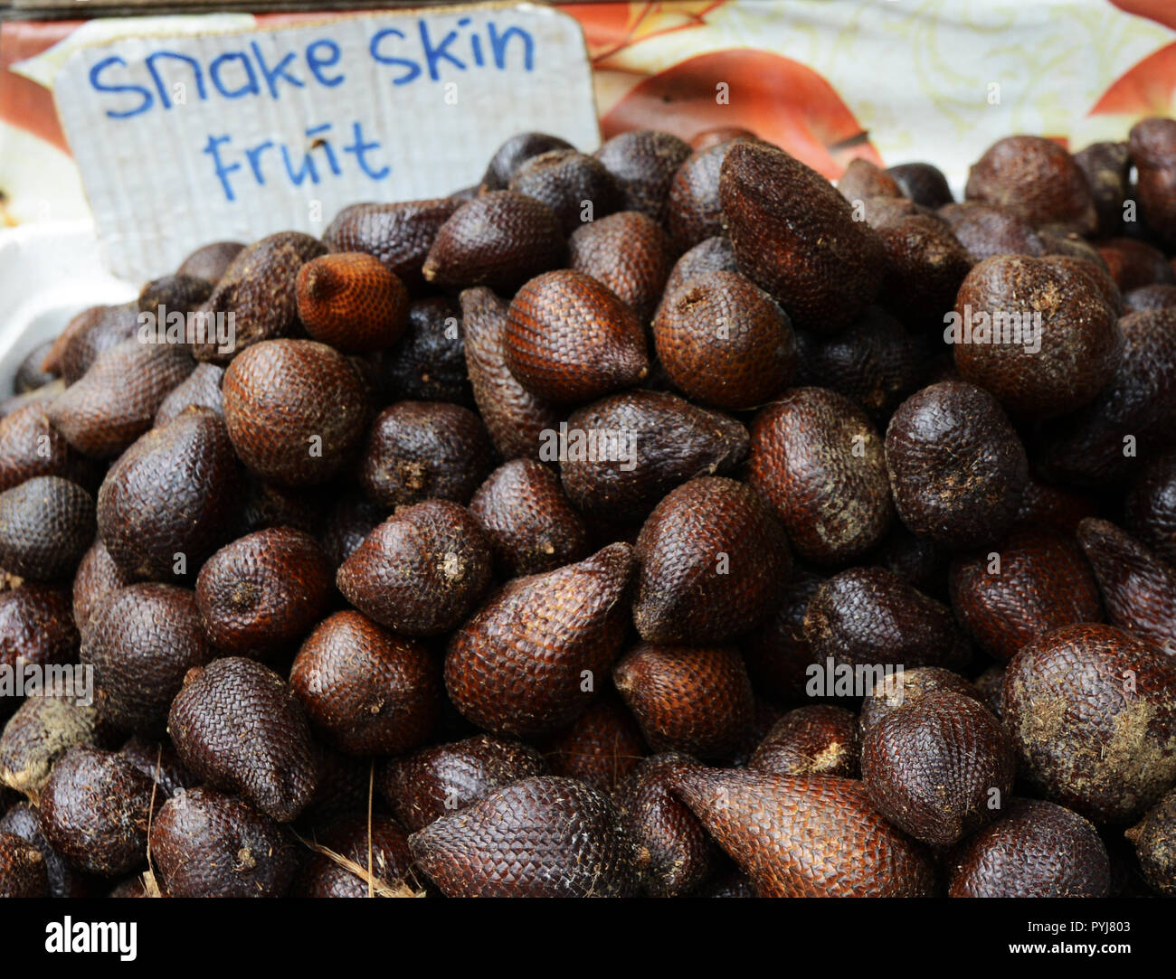 Peau de serpent des fruits sur l'affichage à un étal de fruits sur Jalan Hang Kasturi près du marché central de KL. Banque D'Images