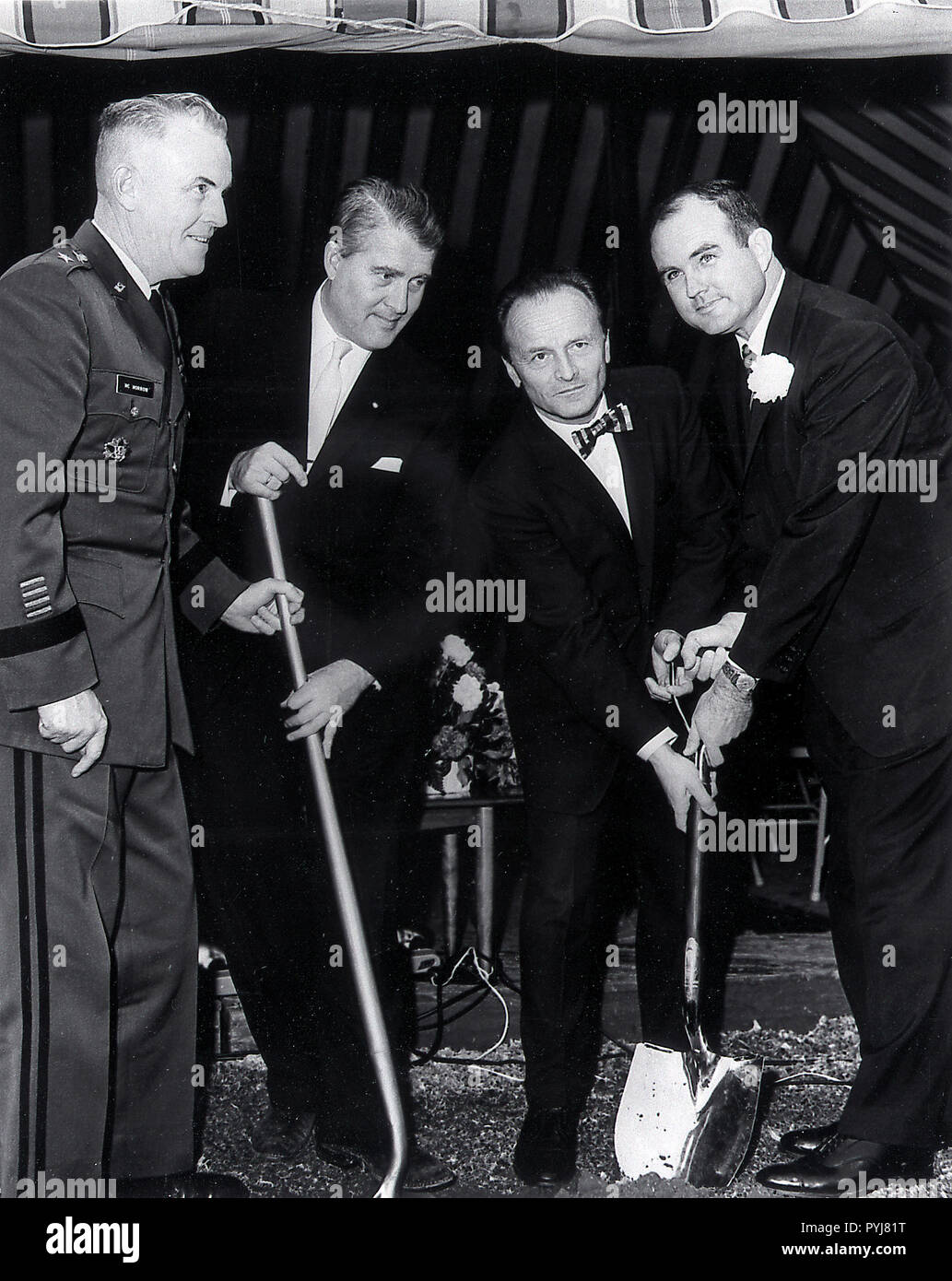 Le Dr Wernher von Braun, Major-général Francis McMorrow, et Alabama Gouverneur, John Patterson (à gauche) a participé à la cérémonie pour l'Institut de recherche de l'Université d'Alabama à Huntsville, le 20 décembre 1962. Banque D'Images