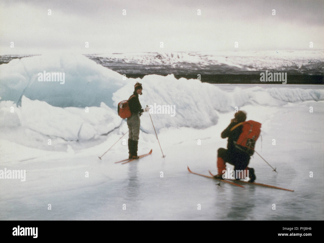 Mars 1976 - Ski alpin sur Brooks Lake - crête de pression près de Lake Shore, Monument National Katmai, Alaska Banque D'Images