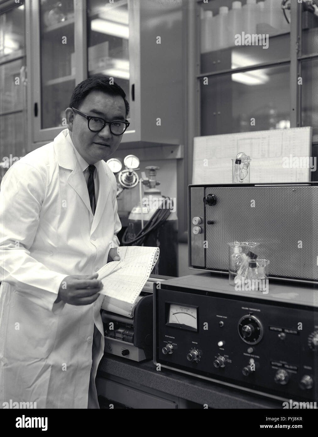 Vance I. Oyama au chromatographe à gaz dans un laboratoire de la vie d'Ames, Vance et son frère Jiro à la fois l'origine de nouvelles domaines de recherche en sciences de la vie à Ames. Banque D'Images