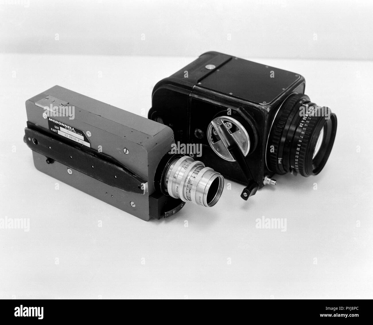 (Mars 1965) --- deux caméras qui seront utilisées sur le vol orbital Gemini-Titan 3. L'une couleur plus claire est une caméra robotisée McDonnell 16mm, ayant une capacité de 120 pieds, et un film 25mm f/1.9 Objectif. La caméra noir est une modification Hasselblad, tenue à la main, avec un flimback 70 mm, à l'aide d'un 80mm f/2.8. Banque D'Images
