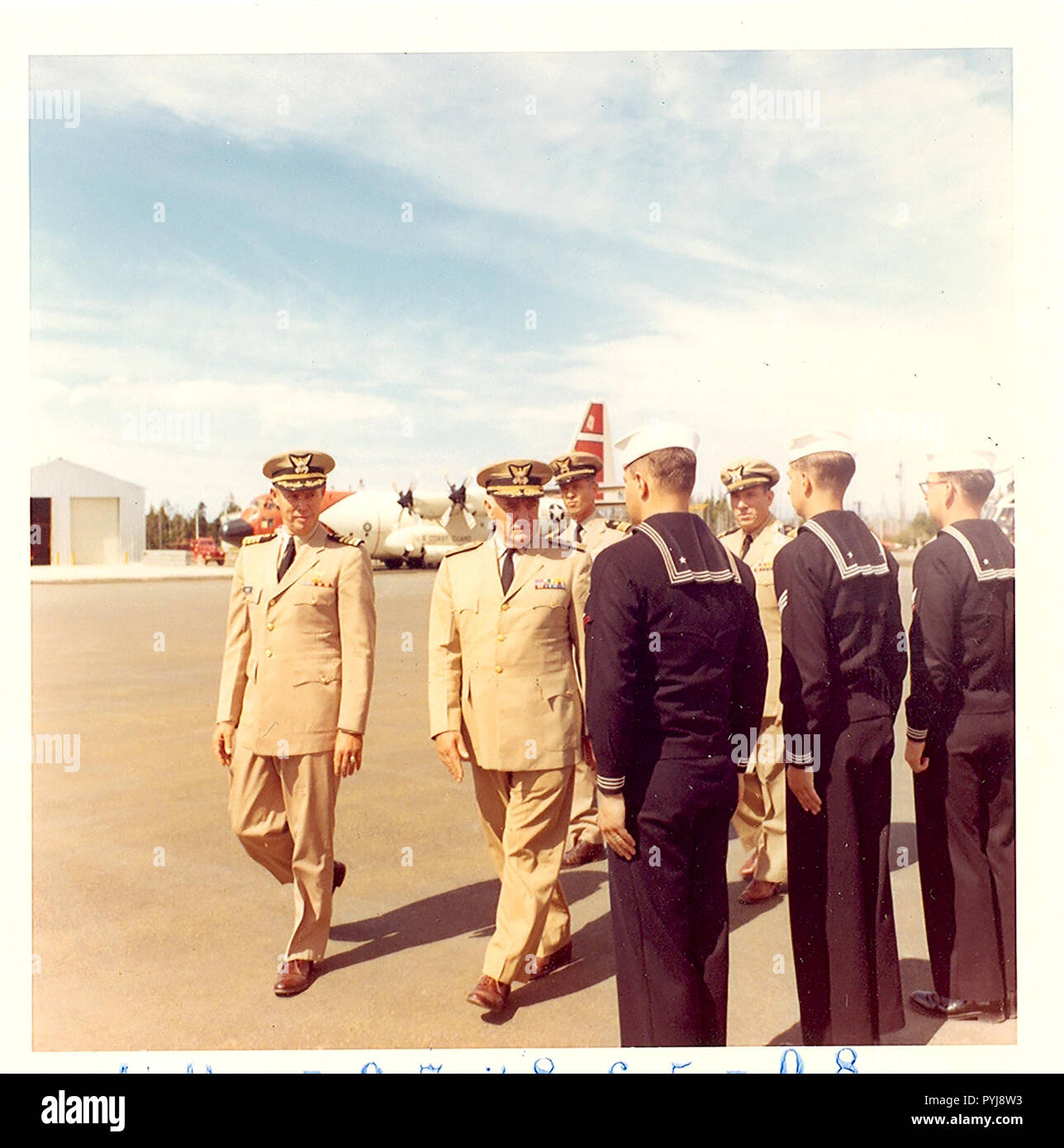 Air Station Annette, Alaska photo originale légende : 'USCG Air Station Annette Isl., Alaska, tour d'inspection l'Amiral E. J. Roland, USCG, commandant, l'affectation de nouveaux quartiers de la famille. L'amiral Roland inspection équipage ici.' ; photo datée du 28 juillet 1965 Banque D'Images