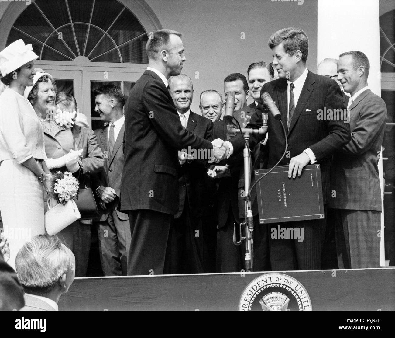 L'astronaute Alan B. Shepard Jr. reçoit le Prix pour services distingués de la NASA Le président des États-Unis John F. Kennedy, le 8 mai 1961, quelques jours après son vol historique MR-3. Shepard's épouse et mère à gauche et les six autres astronautes de mercure sont en arrière-plan. Banque D'Images