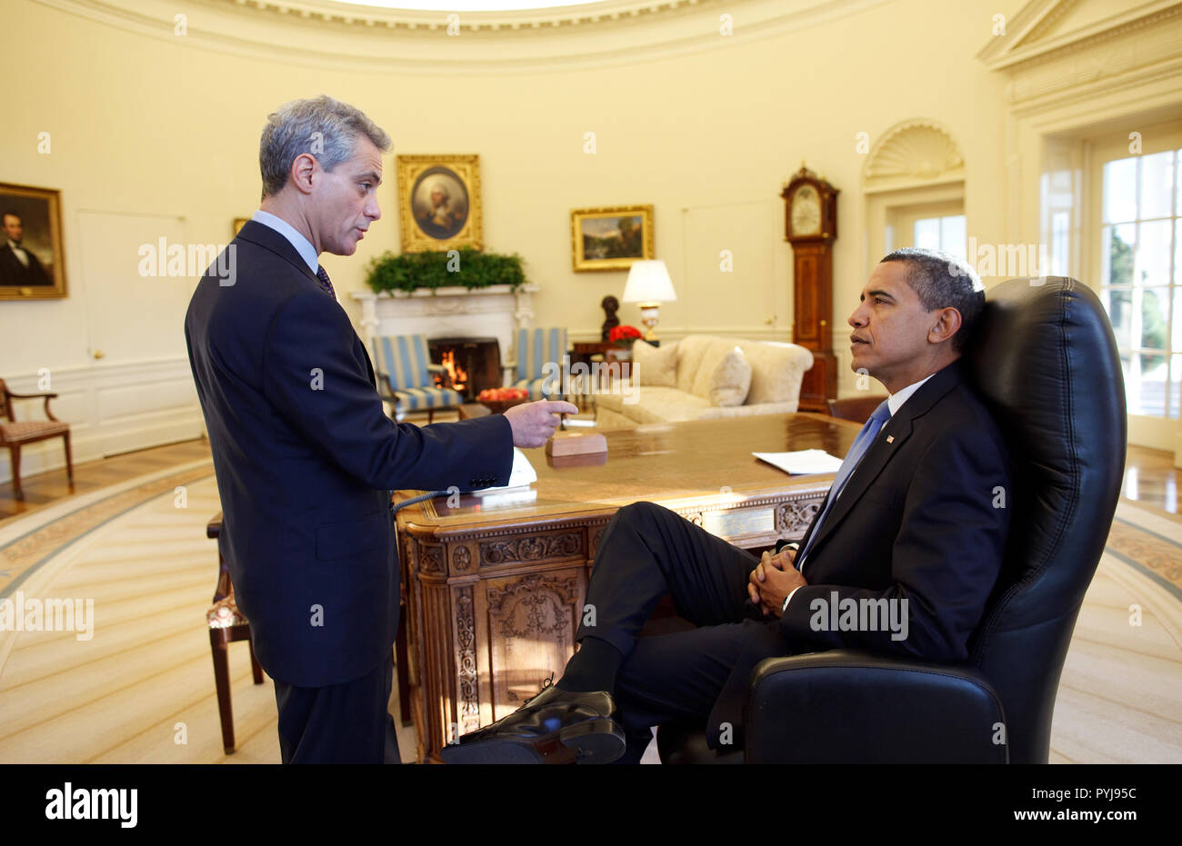 Le président Barack Obama se réunit seul avec le chef de cabinet Rahm Emanuel dans le bureau ovale sur sa première journée complète à l'office. 1/21/09 Banque D'Images