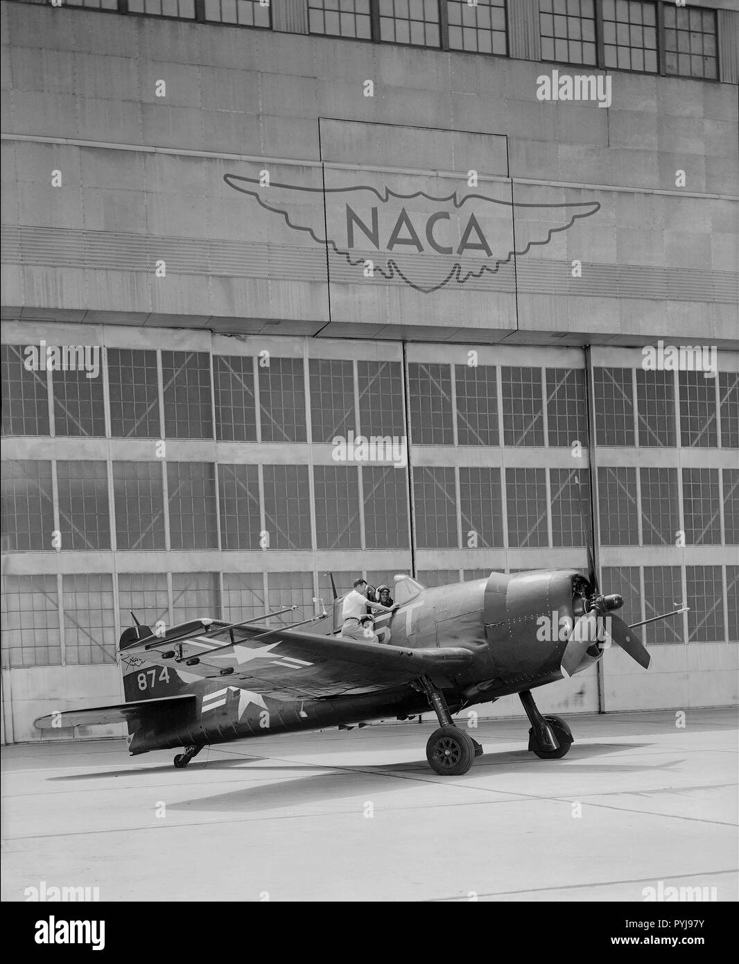 GRUMMAN F6F-3 # 874 sur l'avion de ligne vol Ames NACA ca. 1955 Banque D'Images