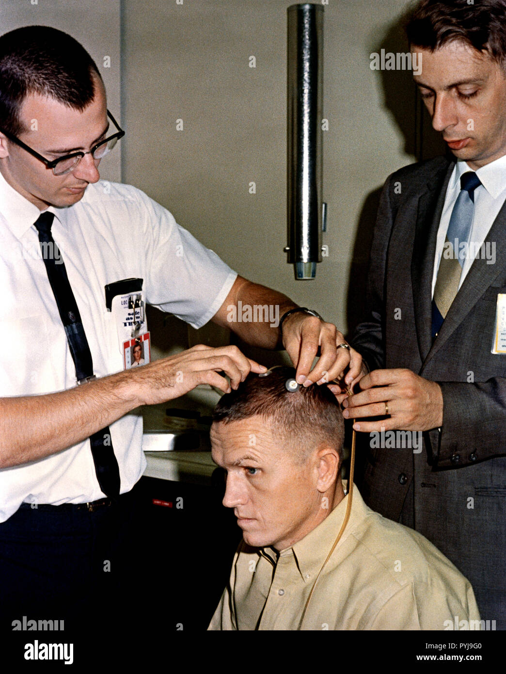 (2 décembre 1965) --- L'astronaute Frank Borman, Gemini-7, siège pilote commande attentivement comme deux électrodes sont attachées à sa tête. Les électrodes permettra aux médecins d'enregistrer l'activité électrique du cortex cérébral de l'astronaute durant les périodes de l'apesanteur. Les objectifs de cette expérience en vol sont à évaluer l'état de la vigilance, de la conscience, et la profondeur du sommeil. Banque D'Images (2 décembre 1965) --- L'astronaute Frank Borman, Gemini-7, siège pilote commande attentivement comme deux électrodes sont attachées à sa tête. Les électrodes permettra aux médecins d'enregistrer l'activité électrique du cortex cérébral de l'astronaute durant les périodes de l'apesanteur. Les objectifs de cette expérience en vol sont à évaluer l'état de la vigilance, de la conscience, et la profondeur du sommeil. Banque D'Images