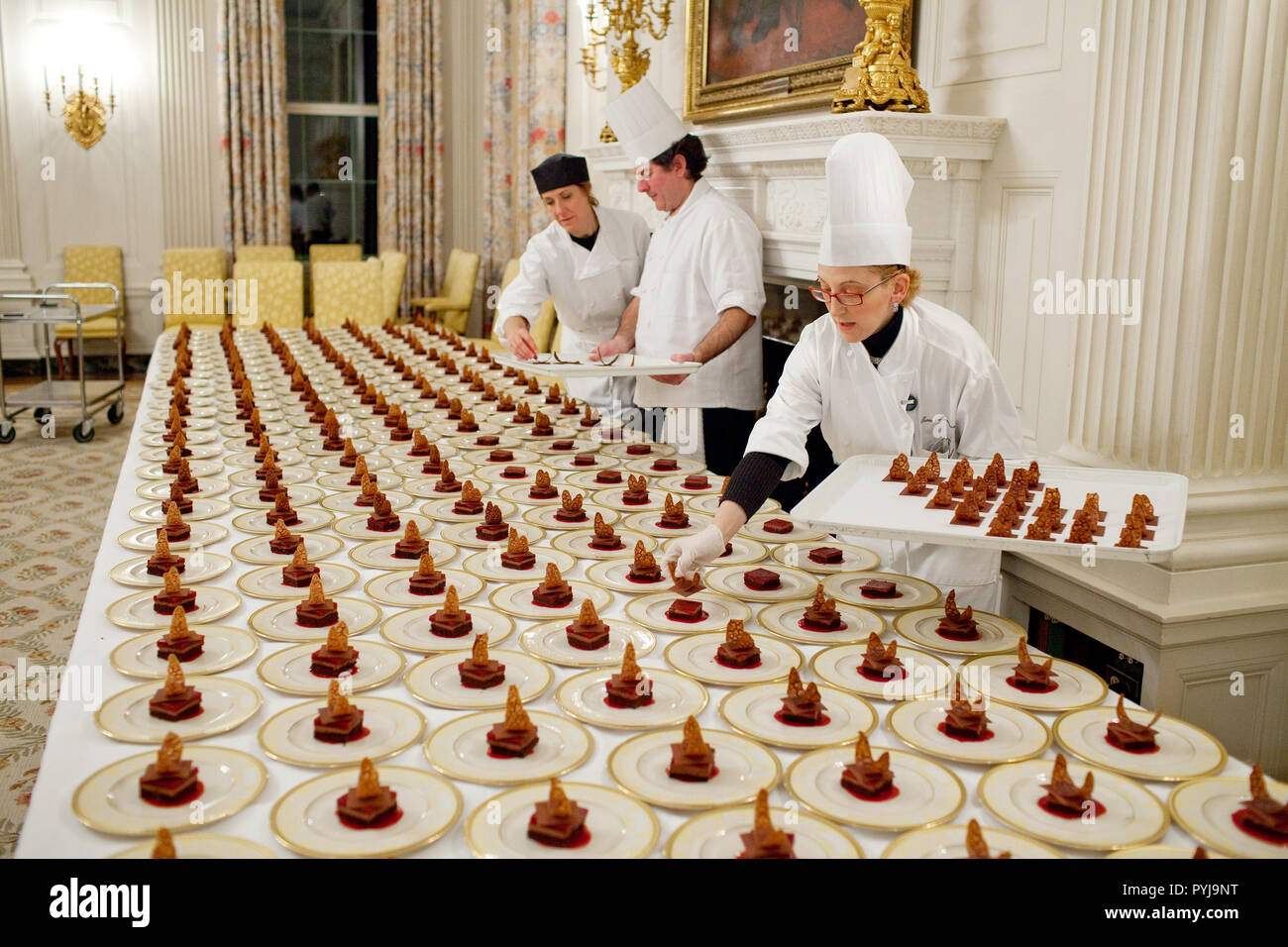 Assiettes à dessert sont préparés par le Chef Pâtissier Adjoint Susie Morrison dans la salle à manger d'État 3/4/09. Banque D'Images