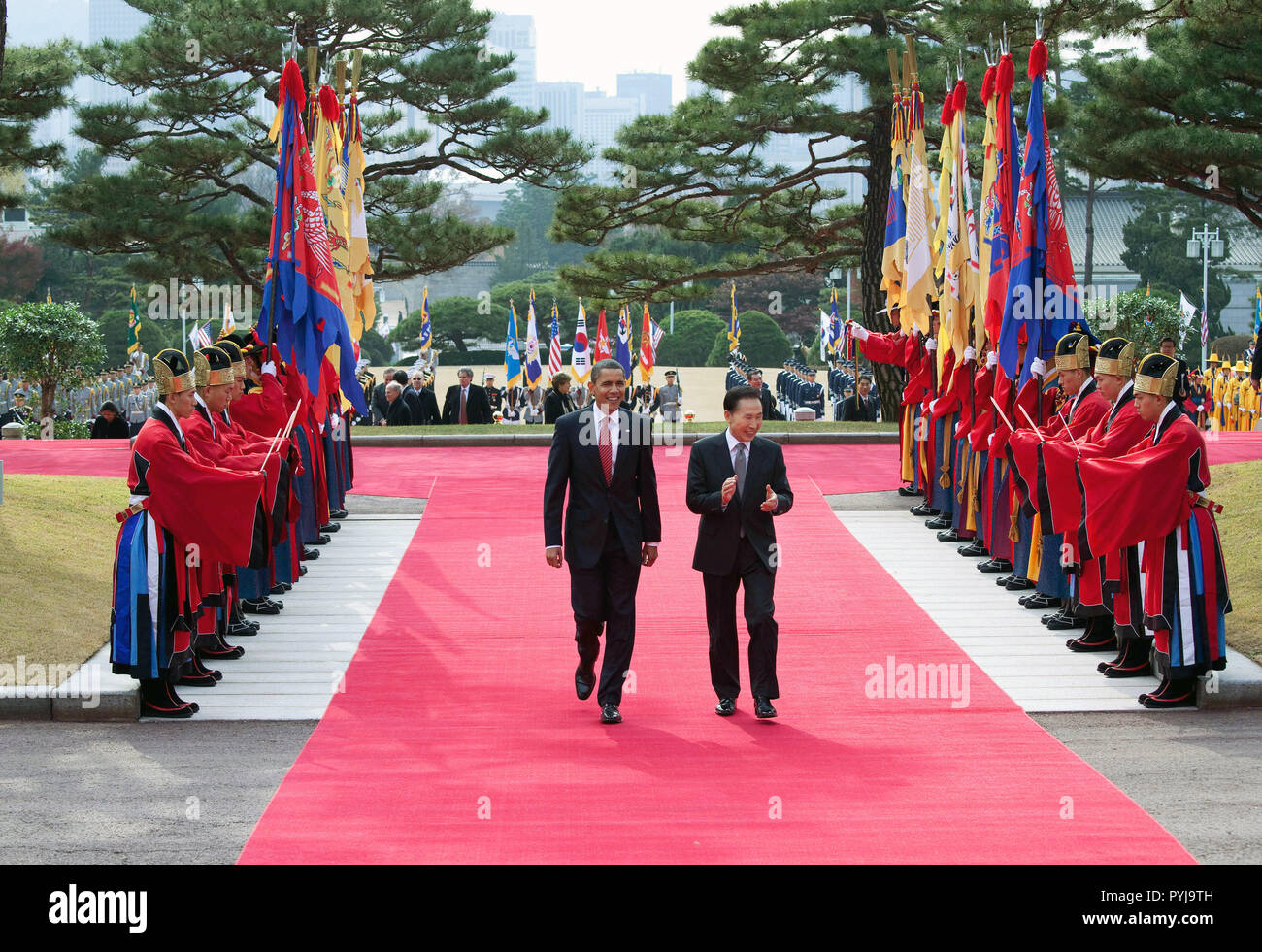 Le président Barack Obama marche avec le président sud-coréen Lee Myung-bak lors d'une cérémonie d'arrivée à la Maison Bleue à Séoul, Corée du Sud, 19 Novembre 2009 Banque D'Images