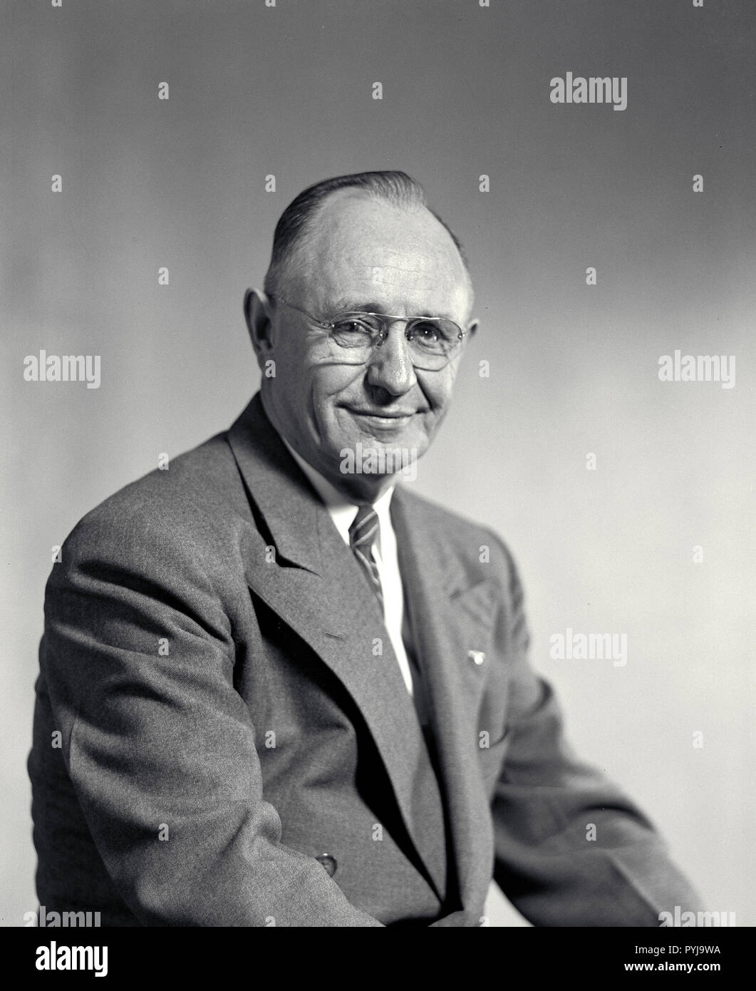 Portrait : Le Dr Smith J. (forge) DeFrance, premier directeur du Centre de recherche Ames 1940 - 1965 (Aéronautique) Laboratoire Ames alors ca. 1957 Banque D'Images