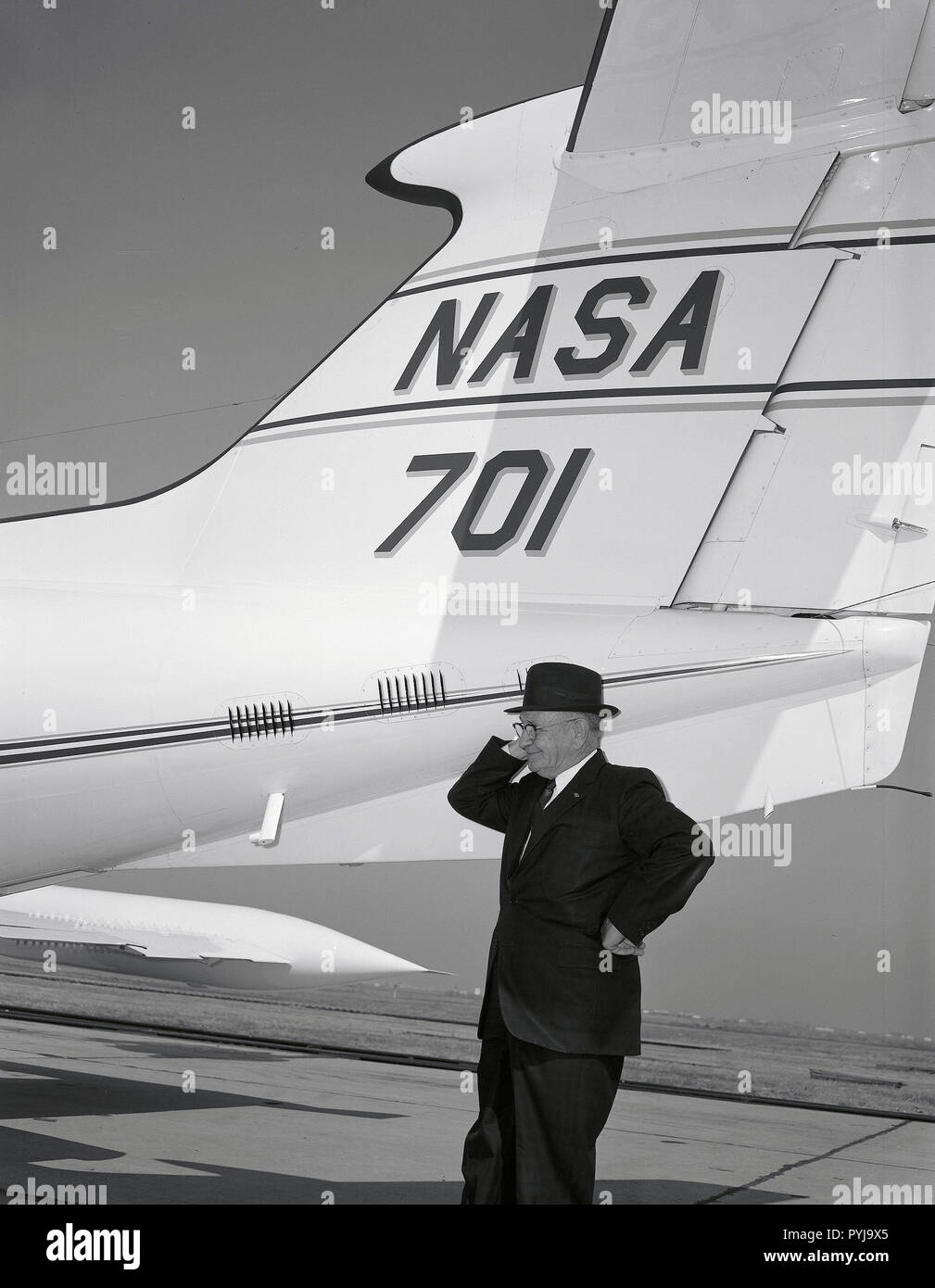 Smithy J. DeFrance (Directeur) au niveau de la queue de l'ames de Ames (NASA Jet Lear-701) Banque D'Images