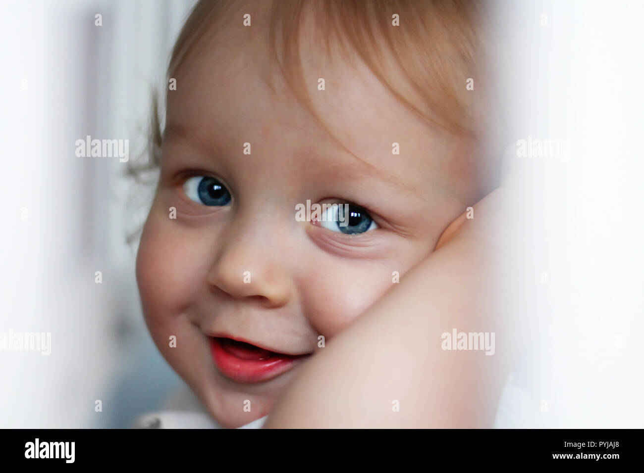 Portrait en gros plan d'un beau petit garçon d'un an aux yeux bleus et aux cheveux blonds Banque D'Images