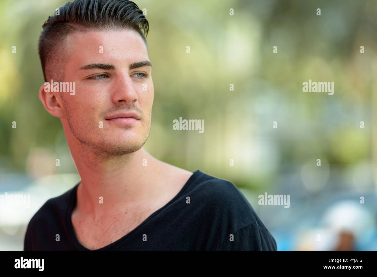 Close up of young man thinking while looking back in th Banque D'Images