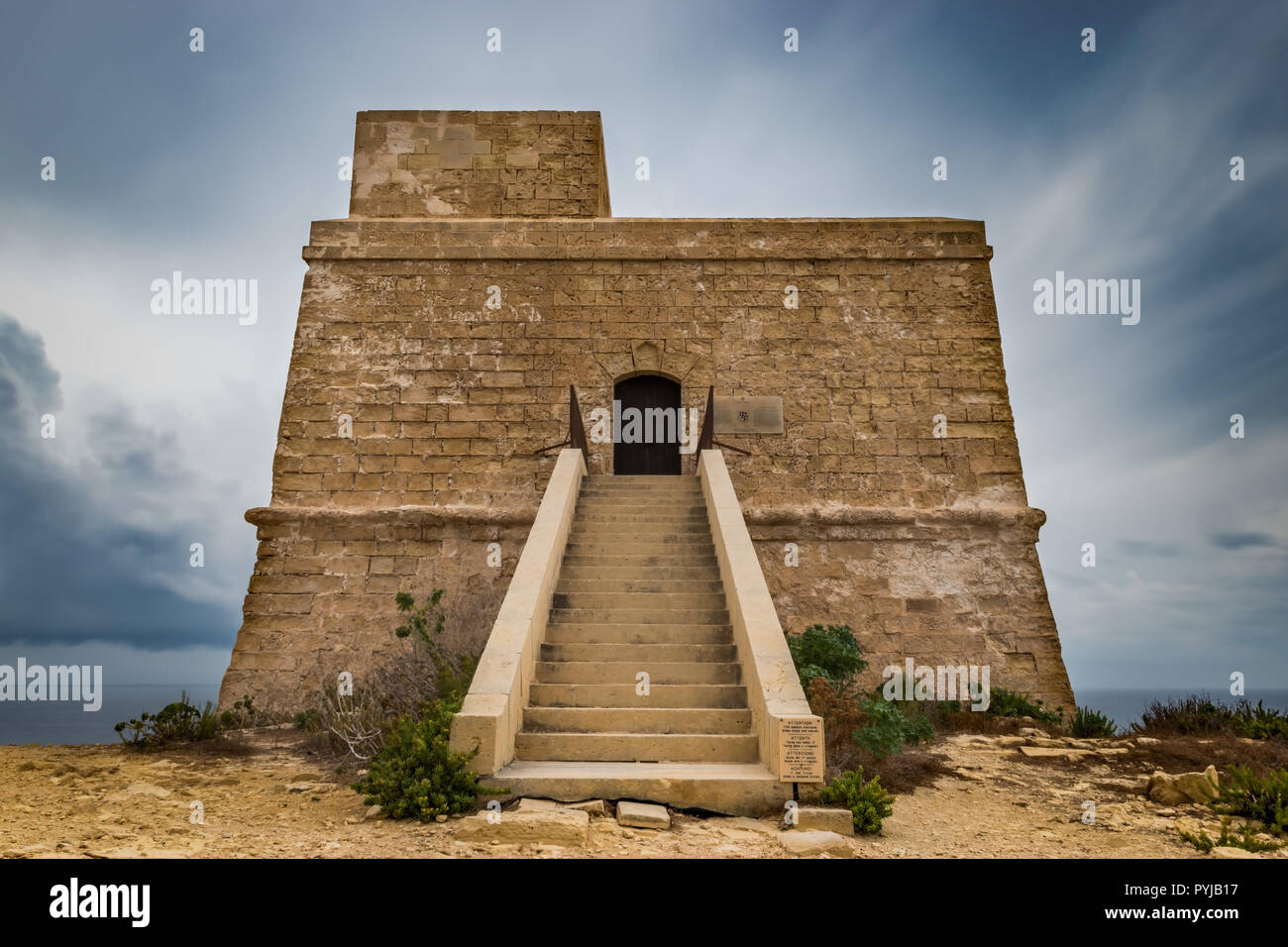 Dwejra bay Tower ou tour de guet. Qawra. Tours de Lascaris. Une longue exposition tourné sur un jour de mauvais temps. Angel faible vue. L'horizontale. Banque D'Images