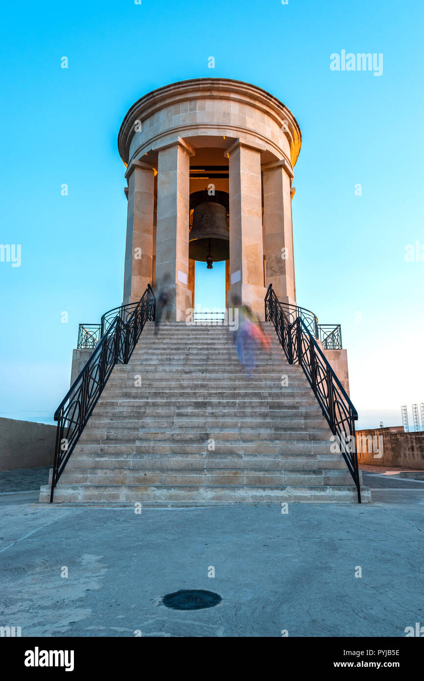 Donnant sur le grand port de La Valette est le siège Bell Memorial érigé en 1992 pour rendre hommage à plus de 7 000 personnes qui ont perdu leur vie dans l'WW II Siège Banque D'Images