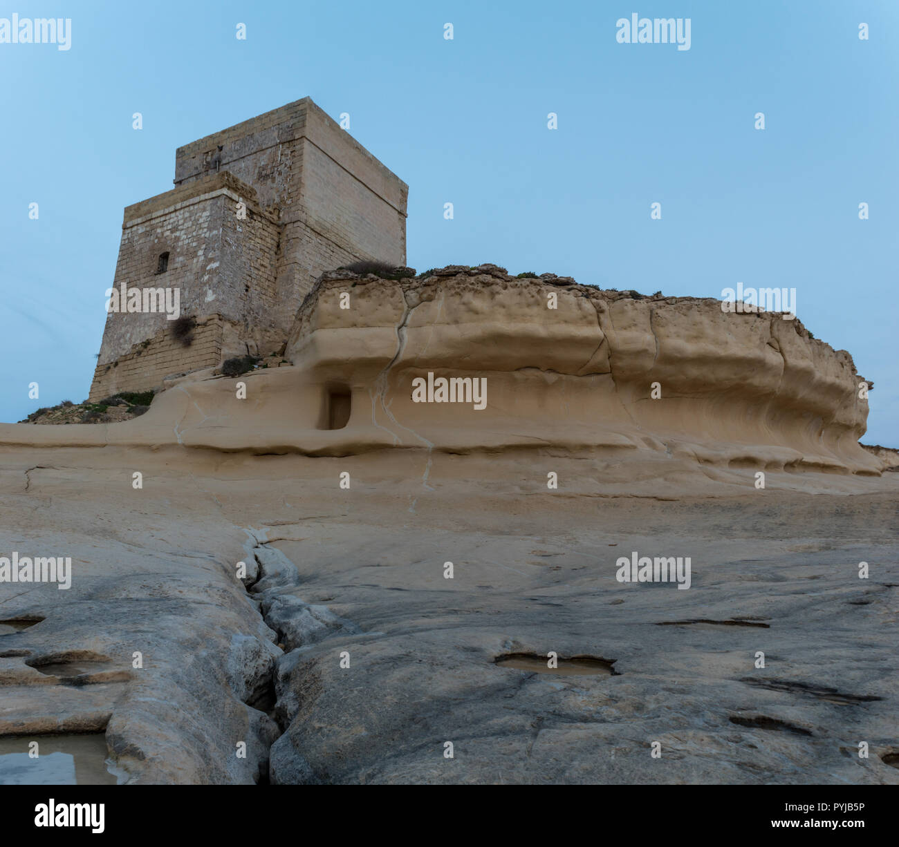 Xlendi est un petit tour de guet près de Xlendi Bay, dans les limites de Munxar sur l'île de Gozo à Malte. reflet dans l'un des marais salants près de Banque D'Images