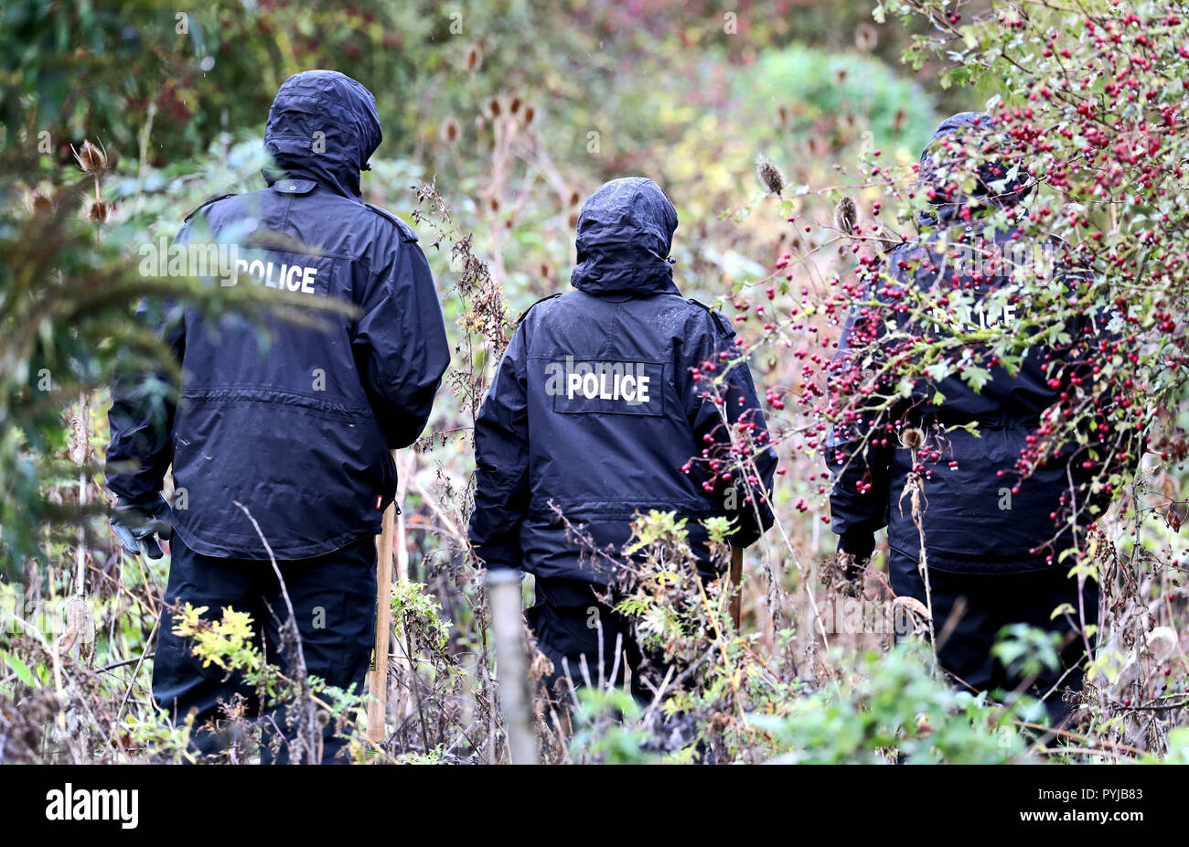 Les agents de police à l'œuvre dans Longfield près de New Ash Green dans le Kent, alors que l'enquête se poursuit dans la disparition de maman-de-cinq Sarah Wellgreen qui n'a pas été vu depuis le 9 octobre. Banque D'Images