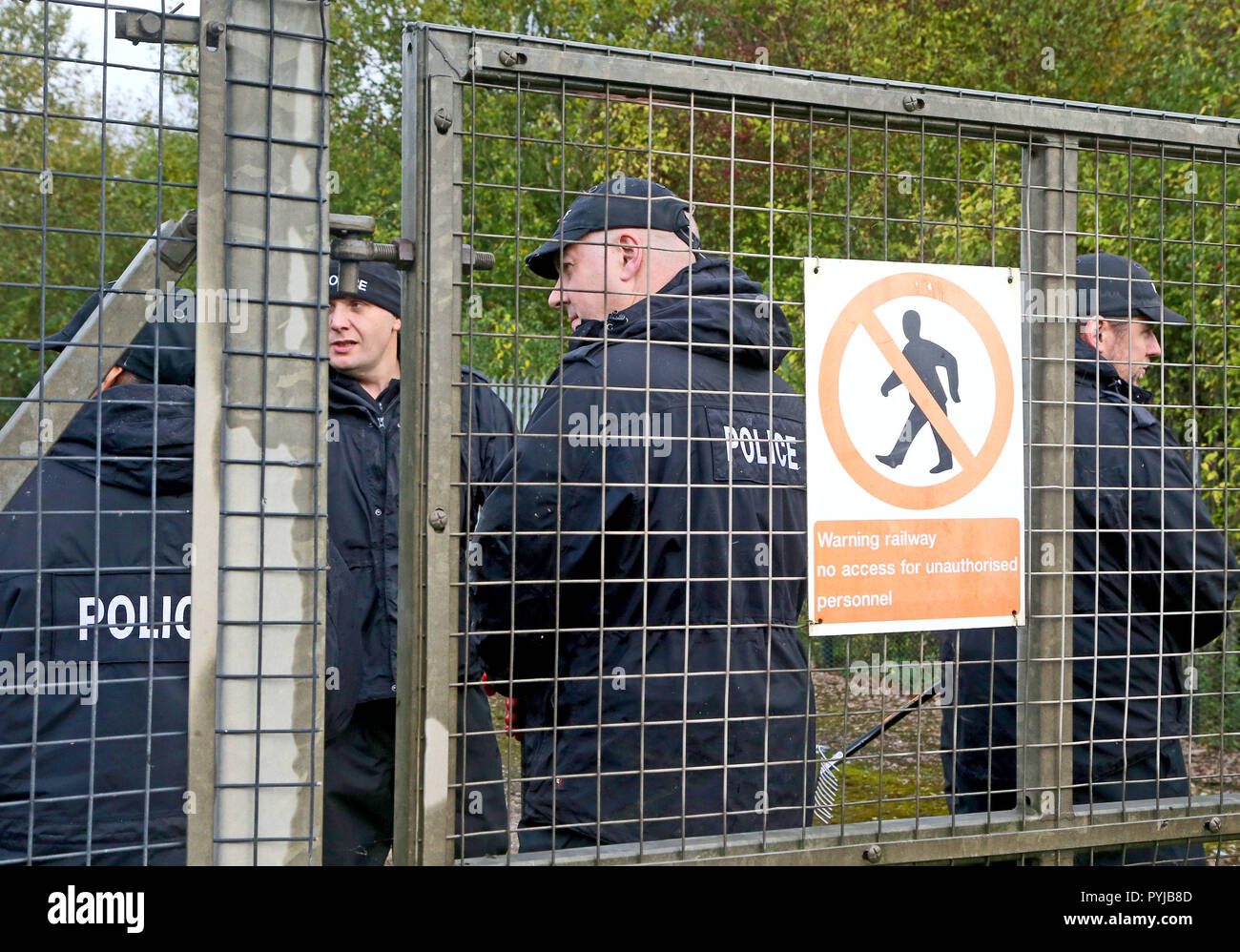 Les agents de police à l'œuvre dans Longfield près de New Ash Green dans le Kent, alors que l'enquête se poursuit dans la disparition de maman-de-cinq Sarah Wellgreen qui n'a pas été vu depuis le 9 octobre. Banque D'Images