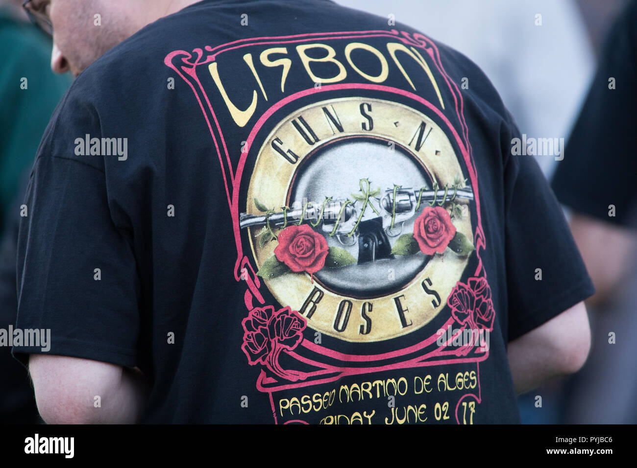 Ventilateur avec un Guns N' Roses t-shirt à un concert de The Pas dans cette vie Tour à Passeio Marítimo de Algés, à Lisbonne, Portugal. Banque D'Images