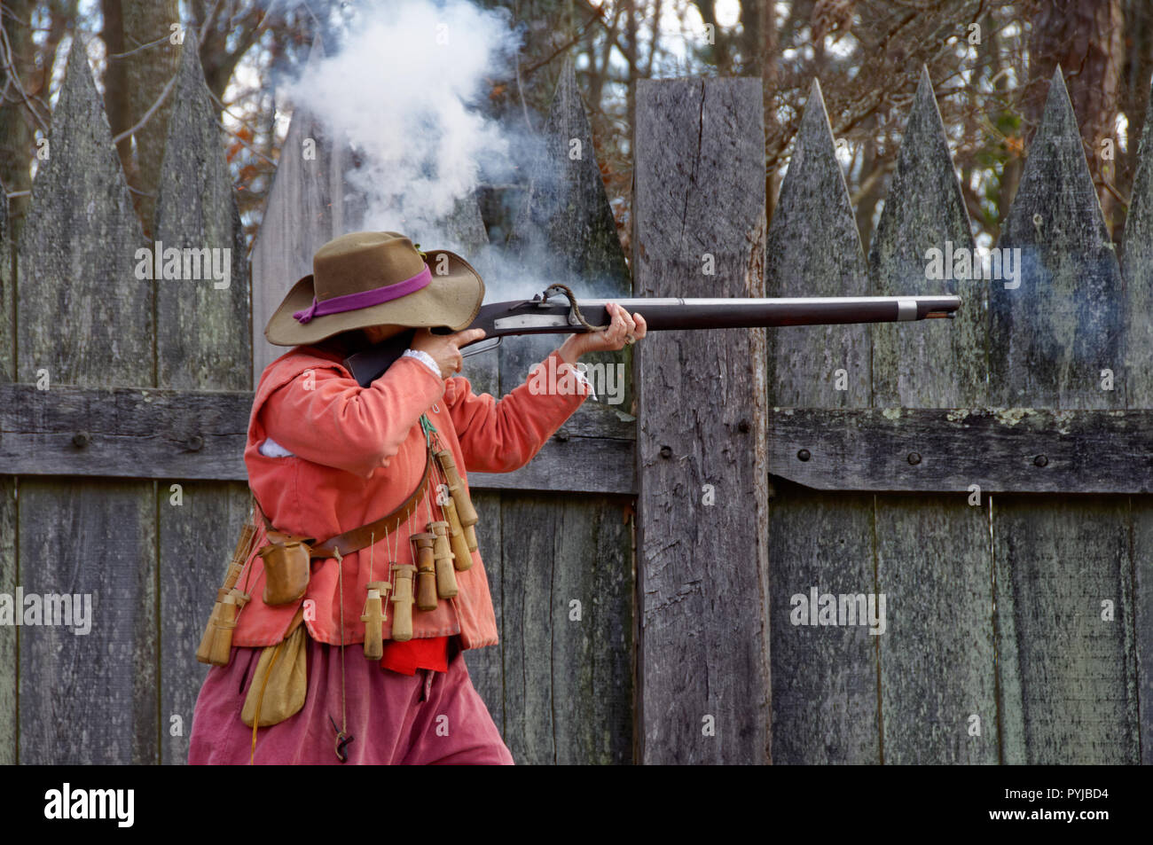 Jamestown, la Virginie/ USA - 15 décembre 2011 : Un interprète un mousquet Tir historique de Fort James à la Jamestown settlement history museum. Banque D'Images