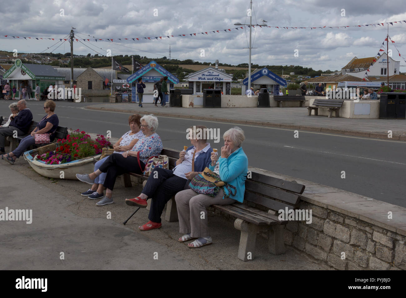 Les touristes à West Bay, Dorset, UK. 09 août, 2018. Météo britannique. Les touristes profiter de la météo à West Bay, Dorset. Banque D'Images