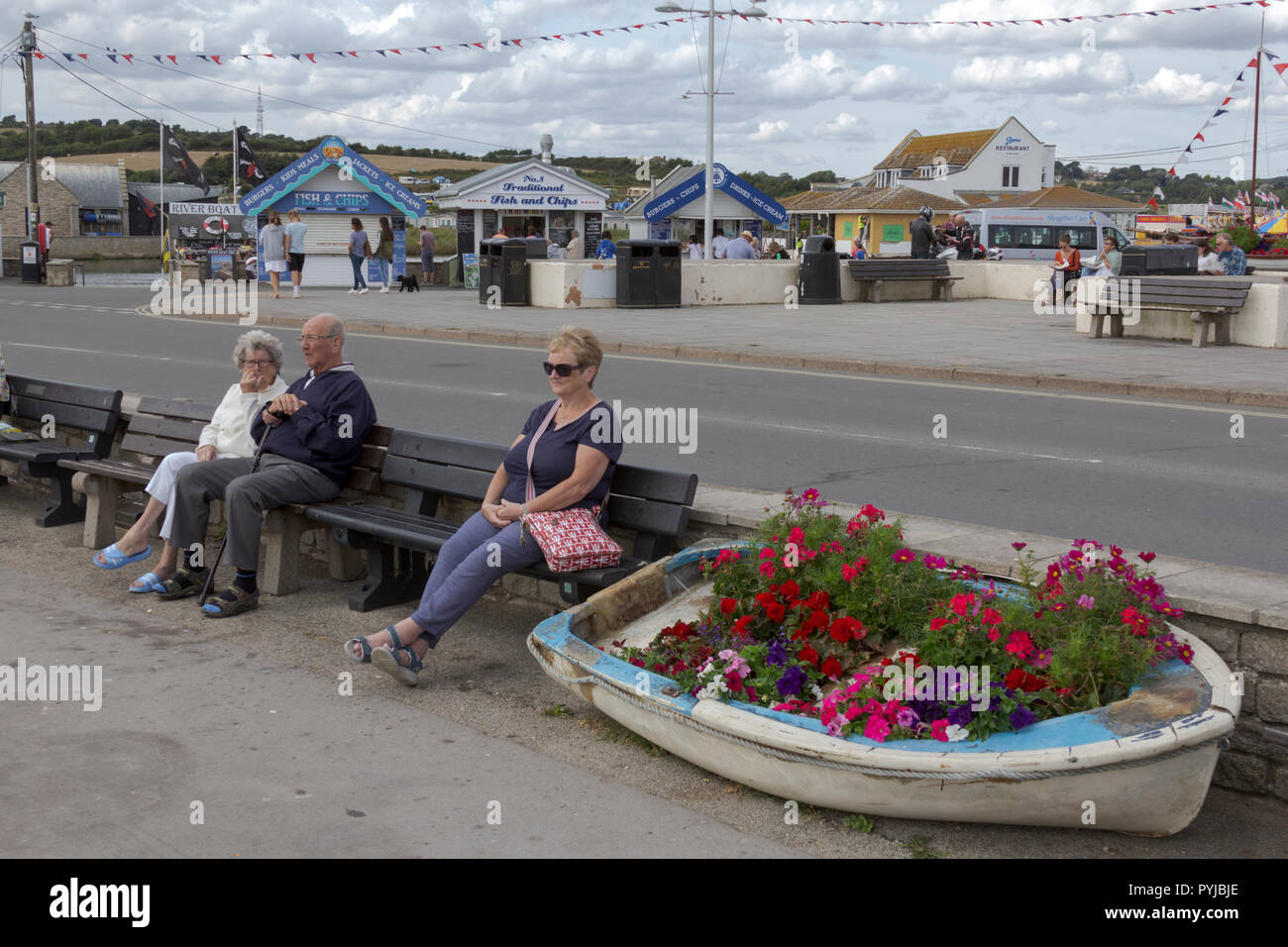 Les touristes à West Bay, Dorset, UK. 09 août, 2018. Météo britannique. Les touristes profiter de la météo à West Bay, Dorset. Banque D'Images